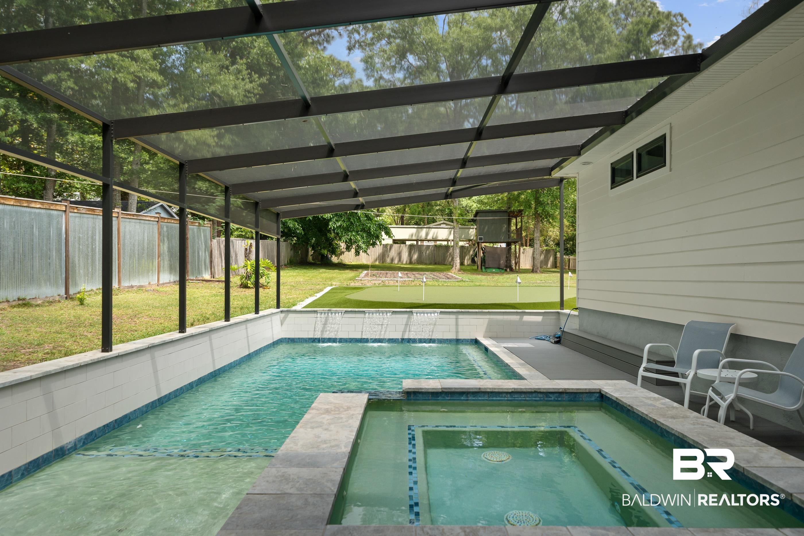 Image 3: Pool tanning ledge