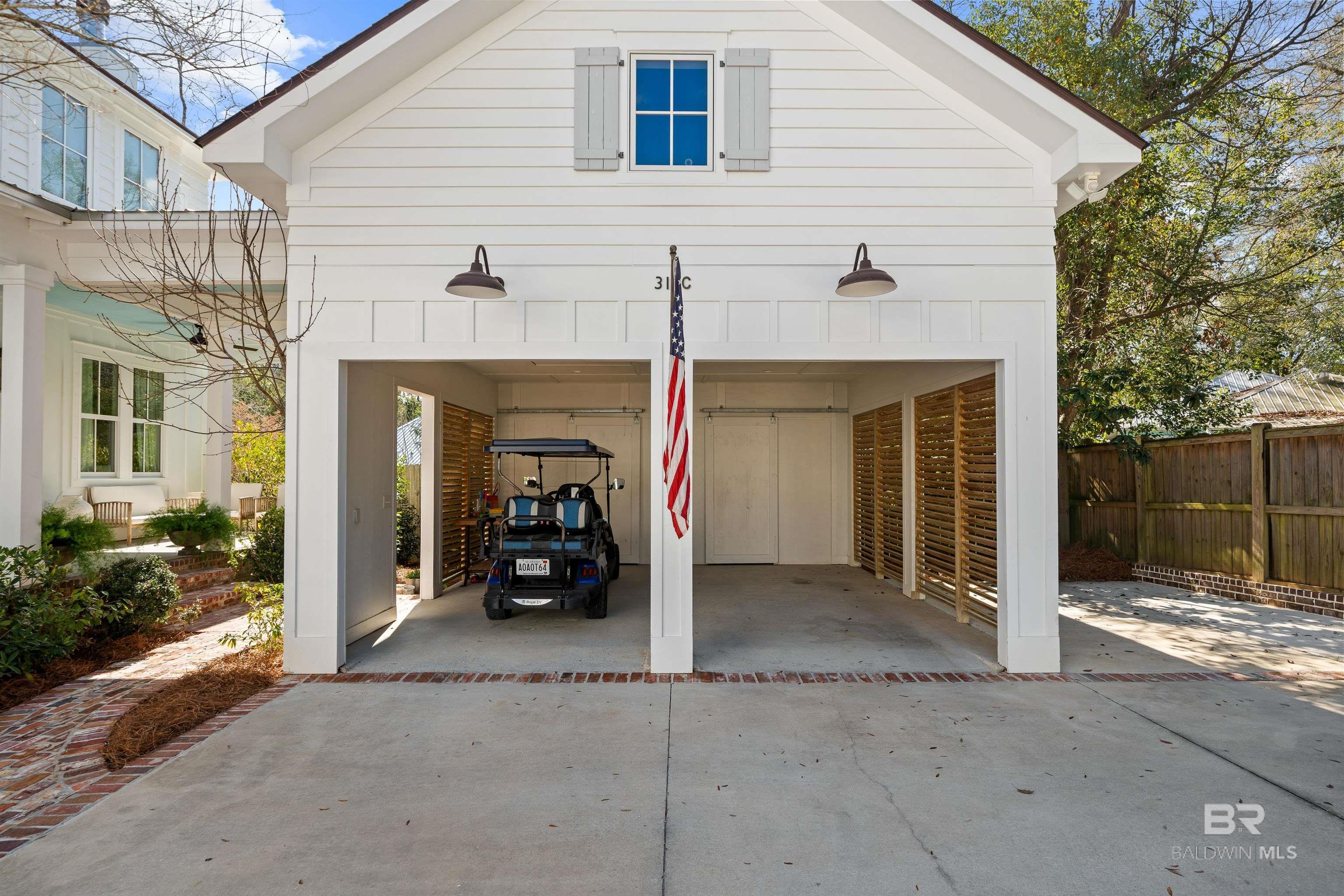 Image 3: Garage