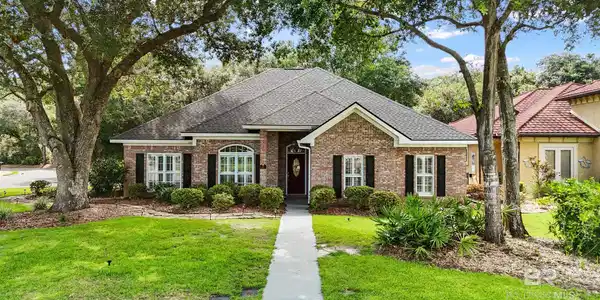 11 Lakeside Drive