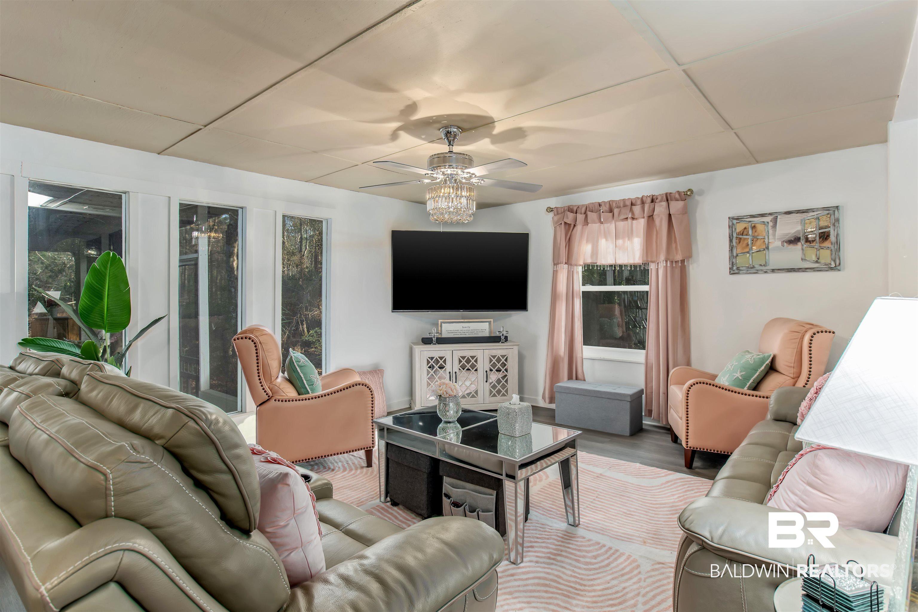Image 4: Living Room