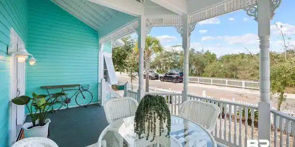 Image 4: Porch featuring outdoor dining area