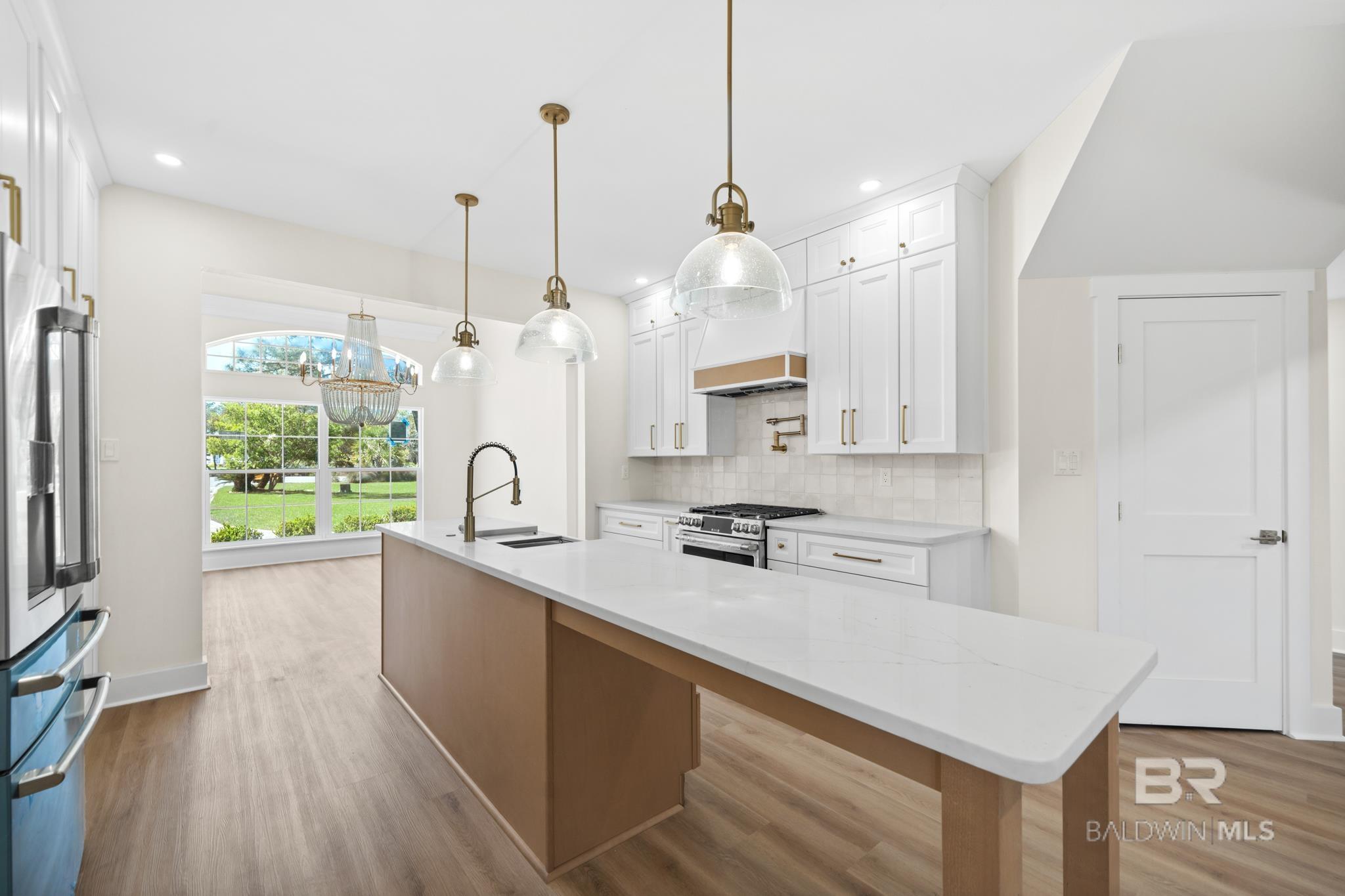 Image 4: Kitchen area