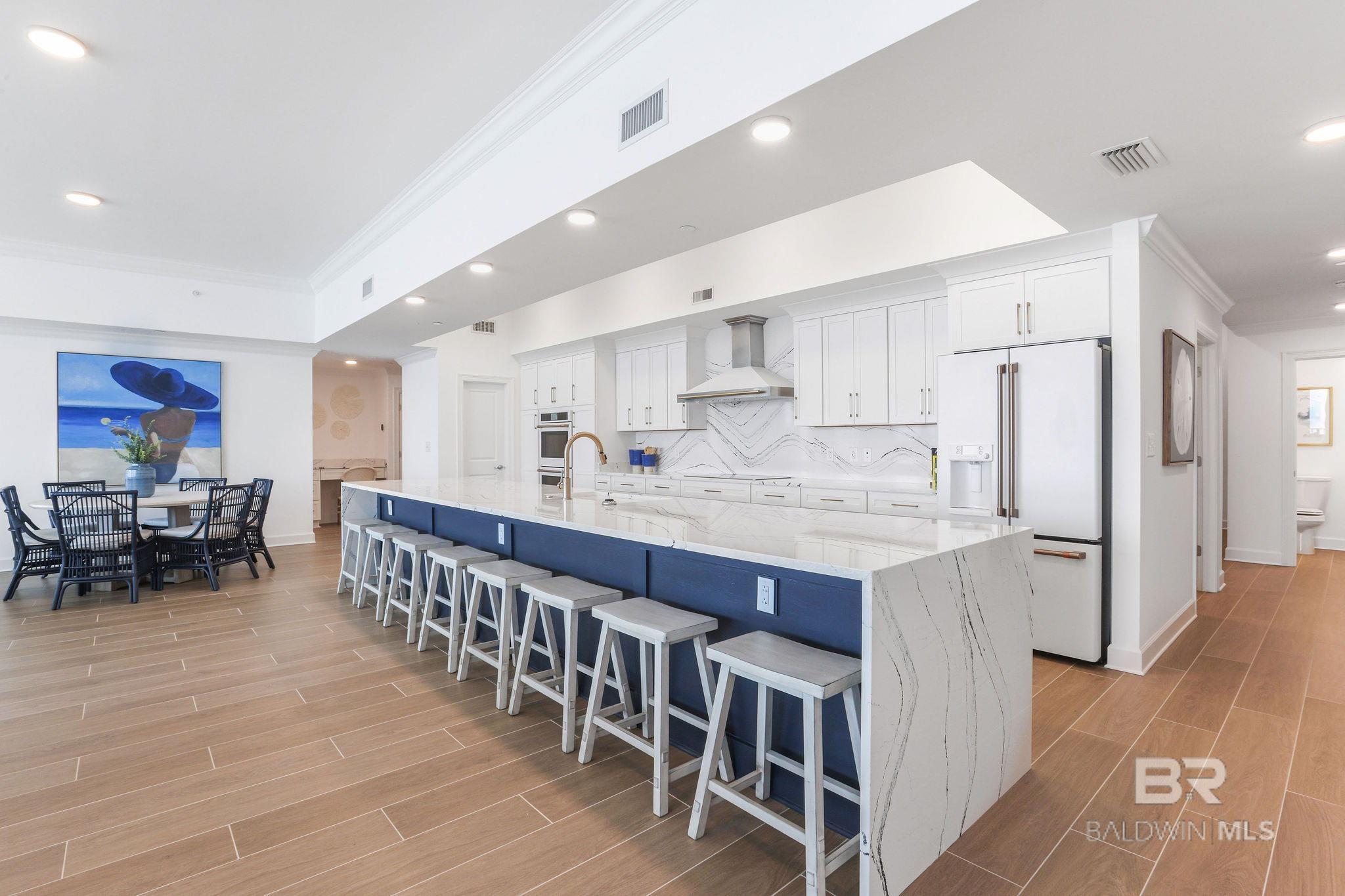 Image 4: Kitchen