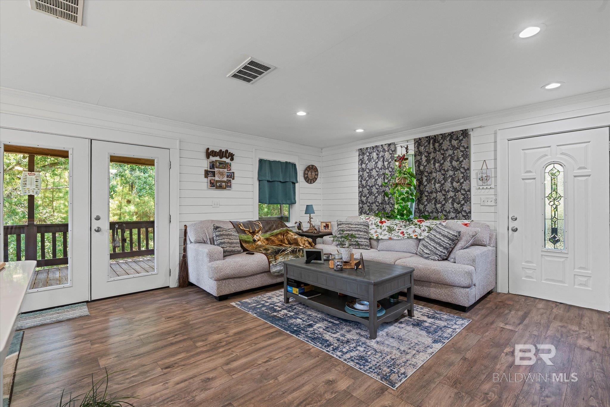 Image 4: Living Room