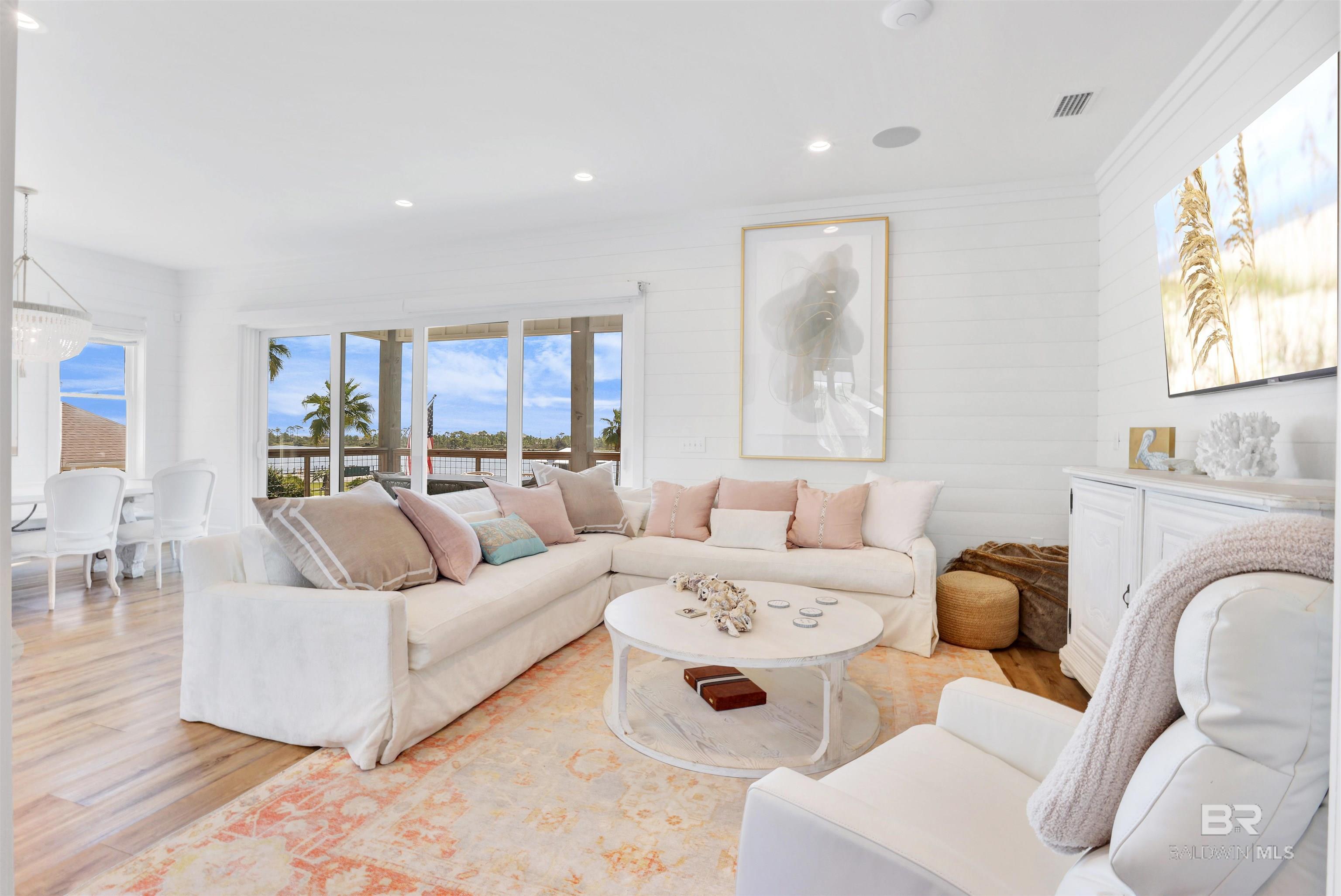 Image 4: Living Room