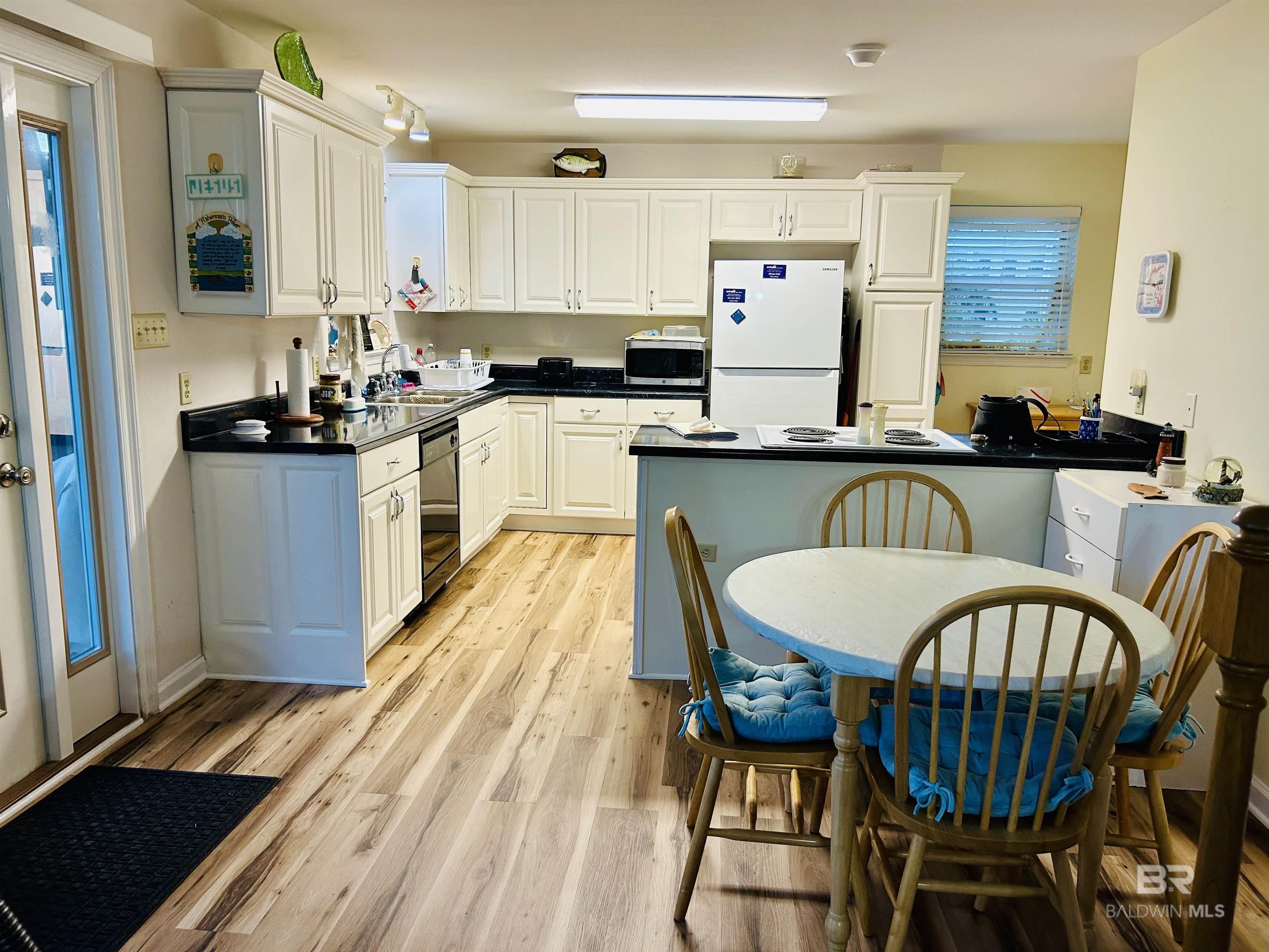 Image 3: Kitchen