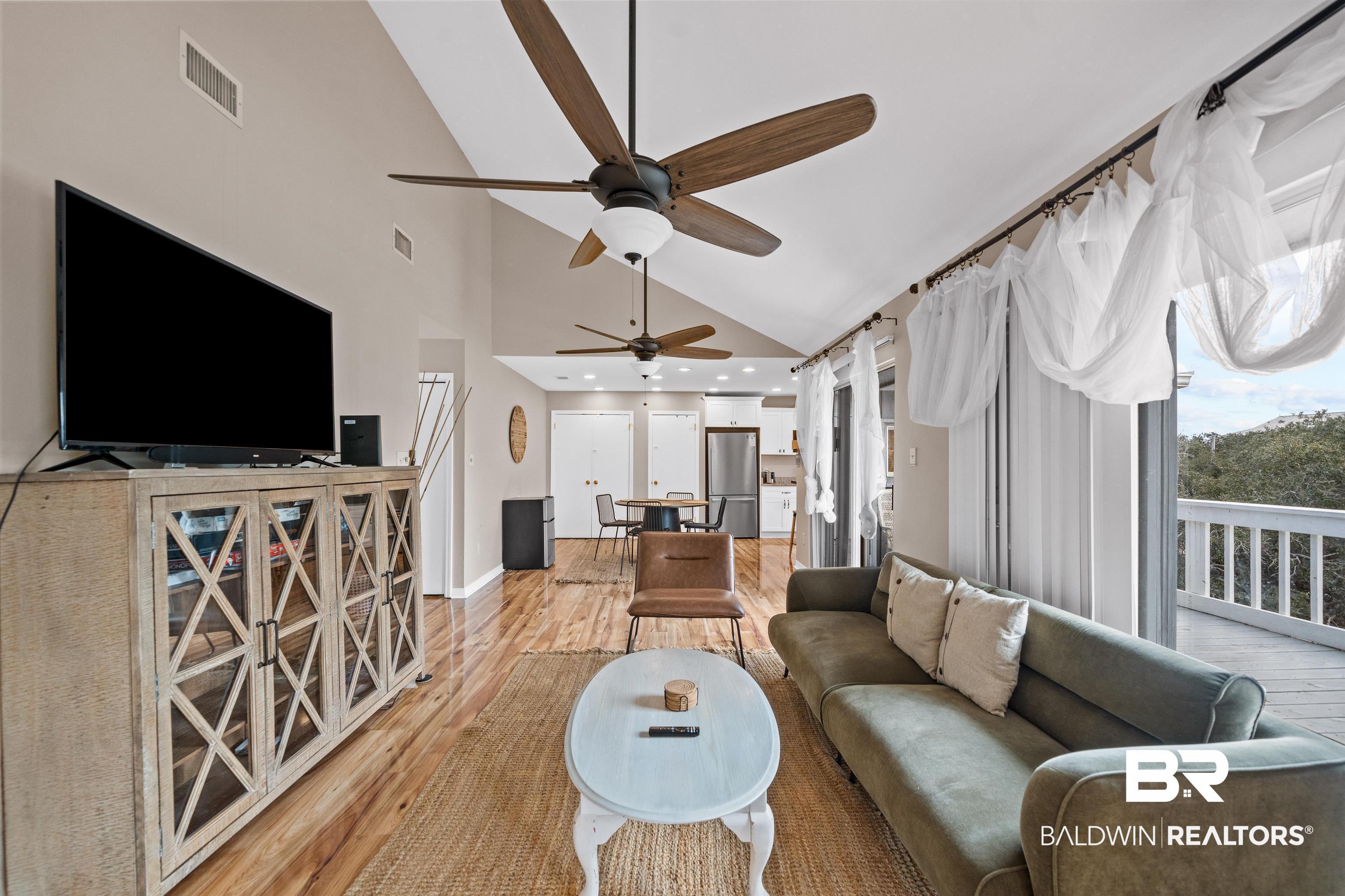 Image 4: Living area