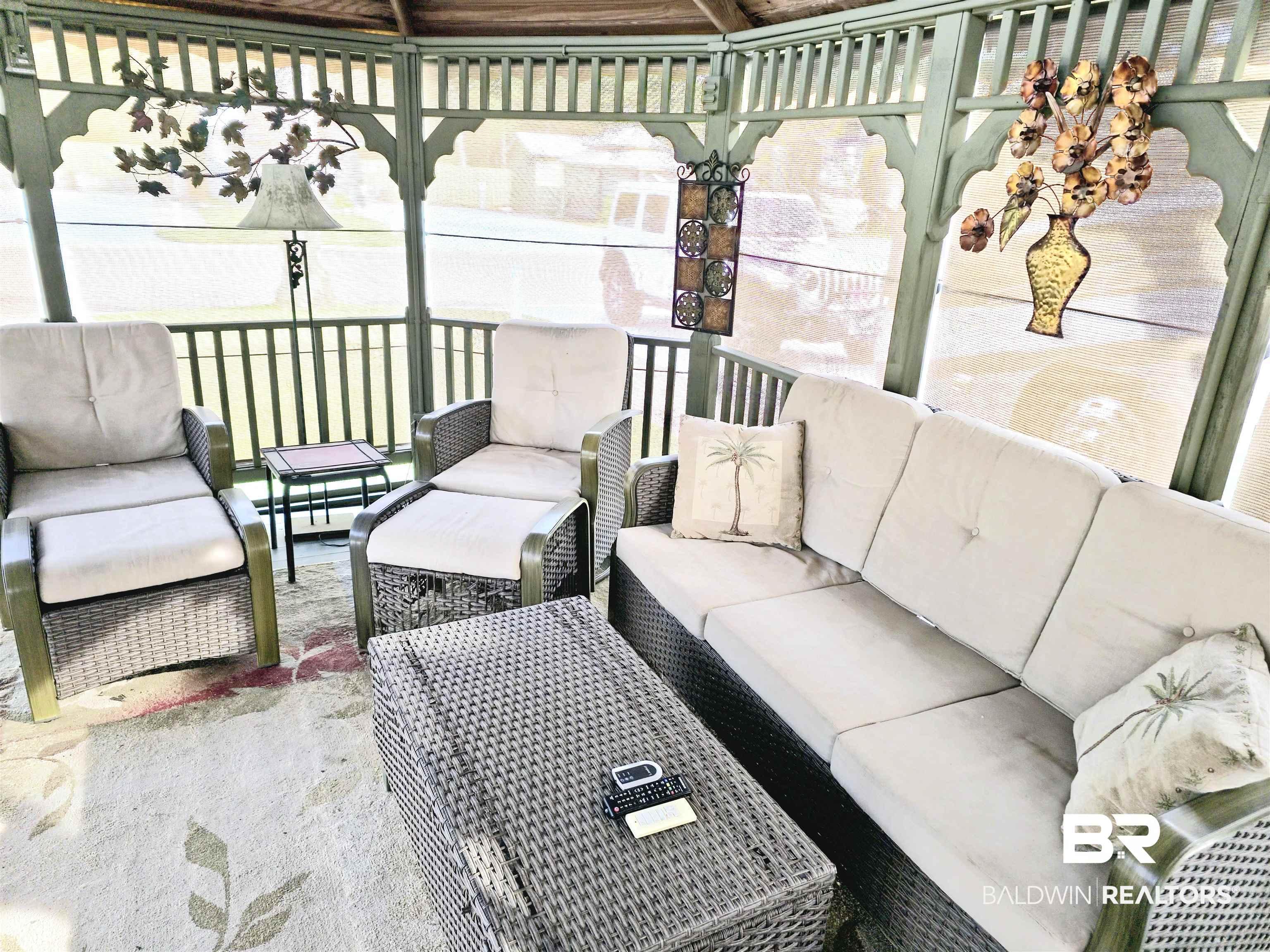 Image 4: Gazebo Interior