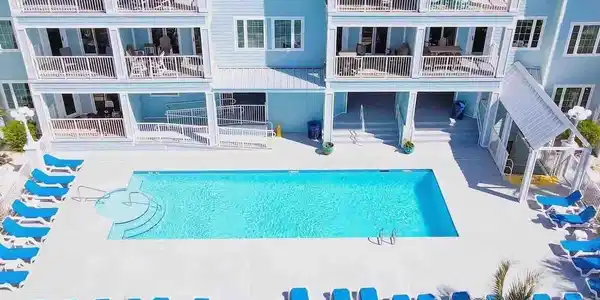 Image 2: Swimming pool with integrated spa and ample lounge seating