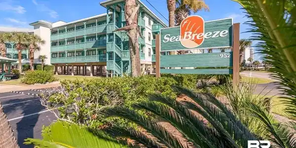 952 W Beach Boulevard