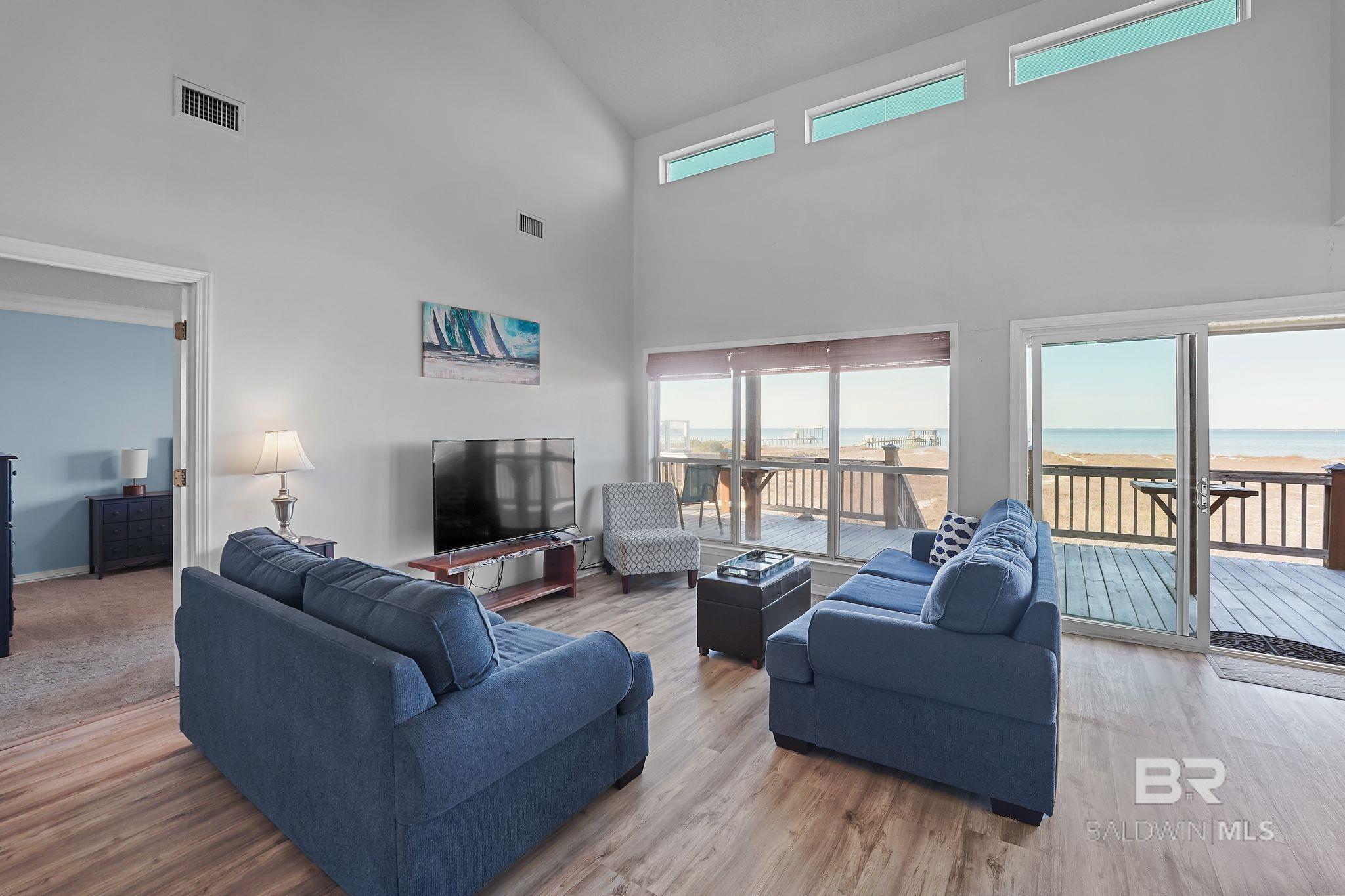 Image 4: Living Room