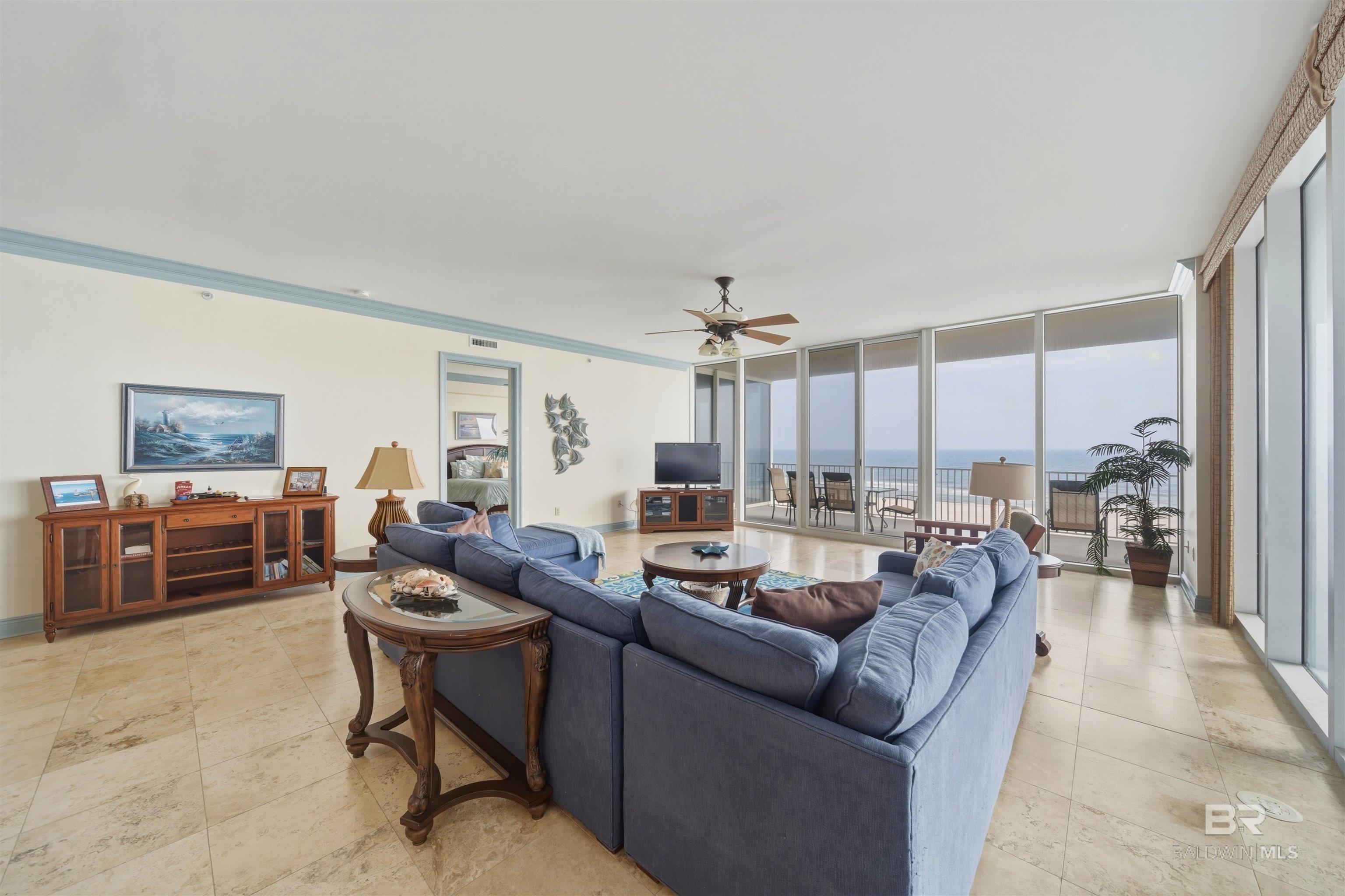 Image 4: Living Room