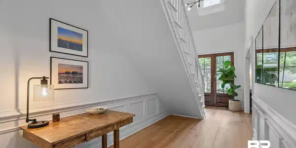 Image 4: Foyer