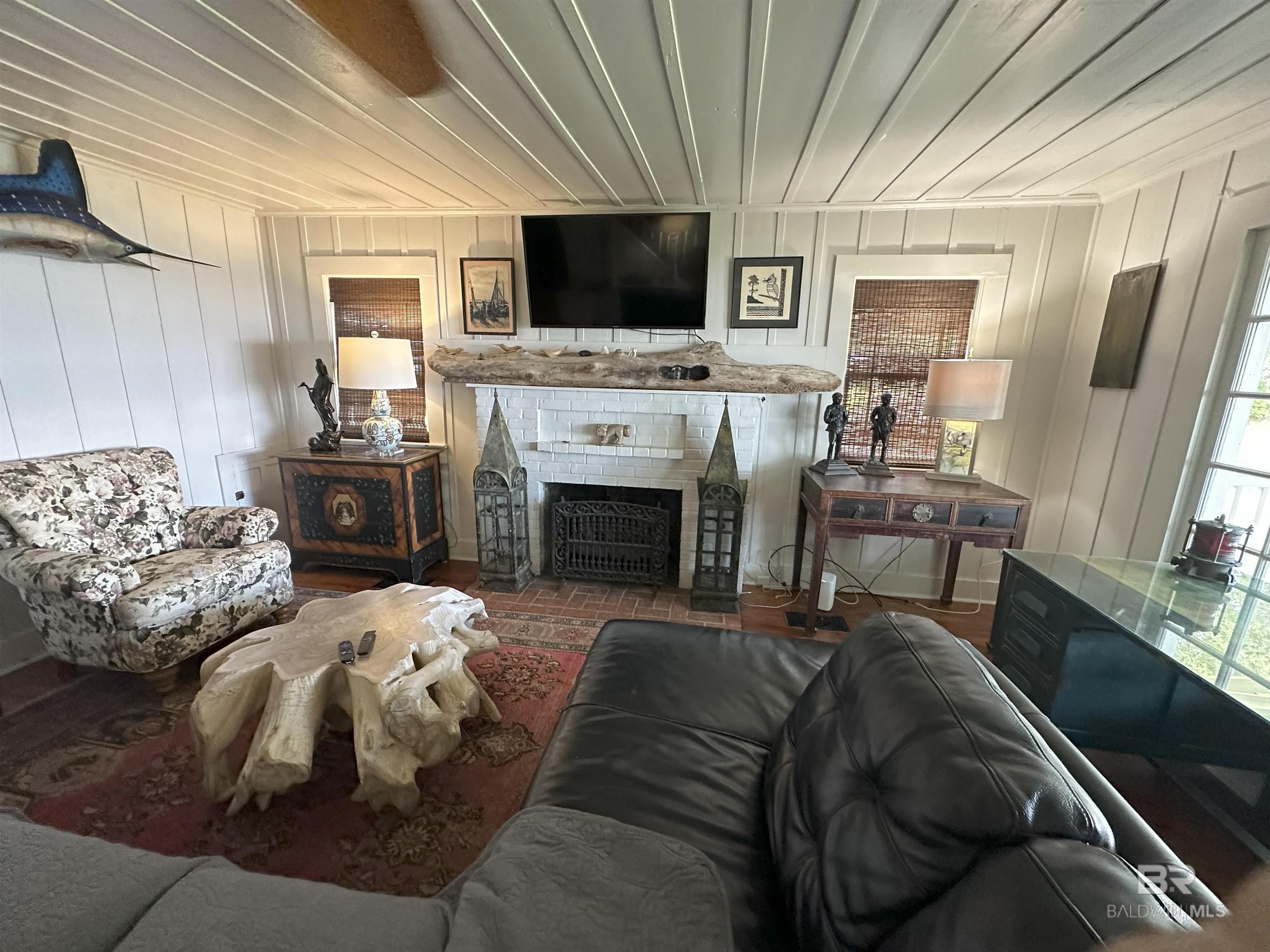 Image 4: Living Room