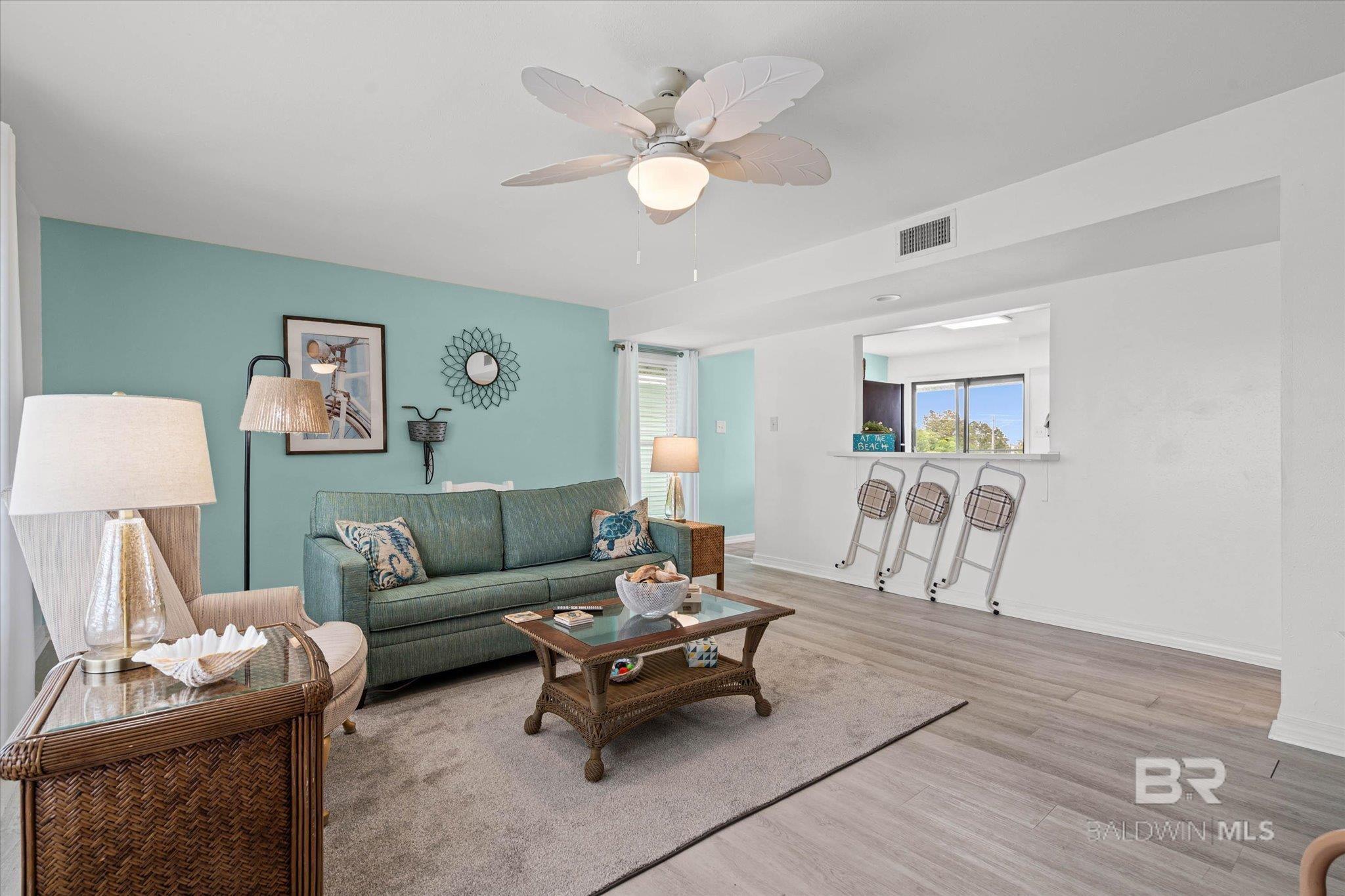 Image 3: Living Room