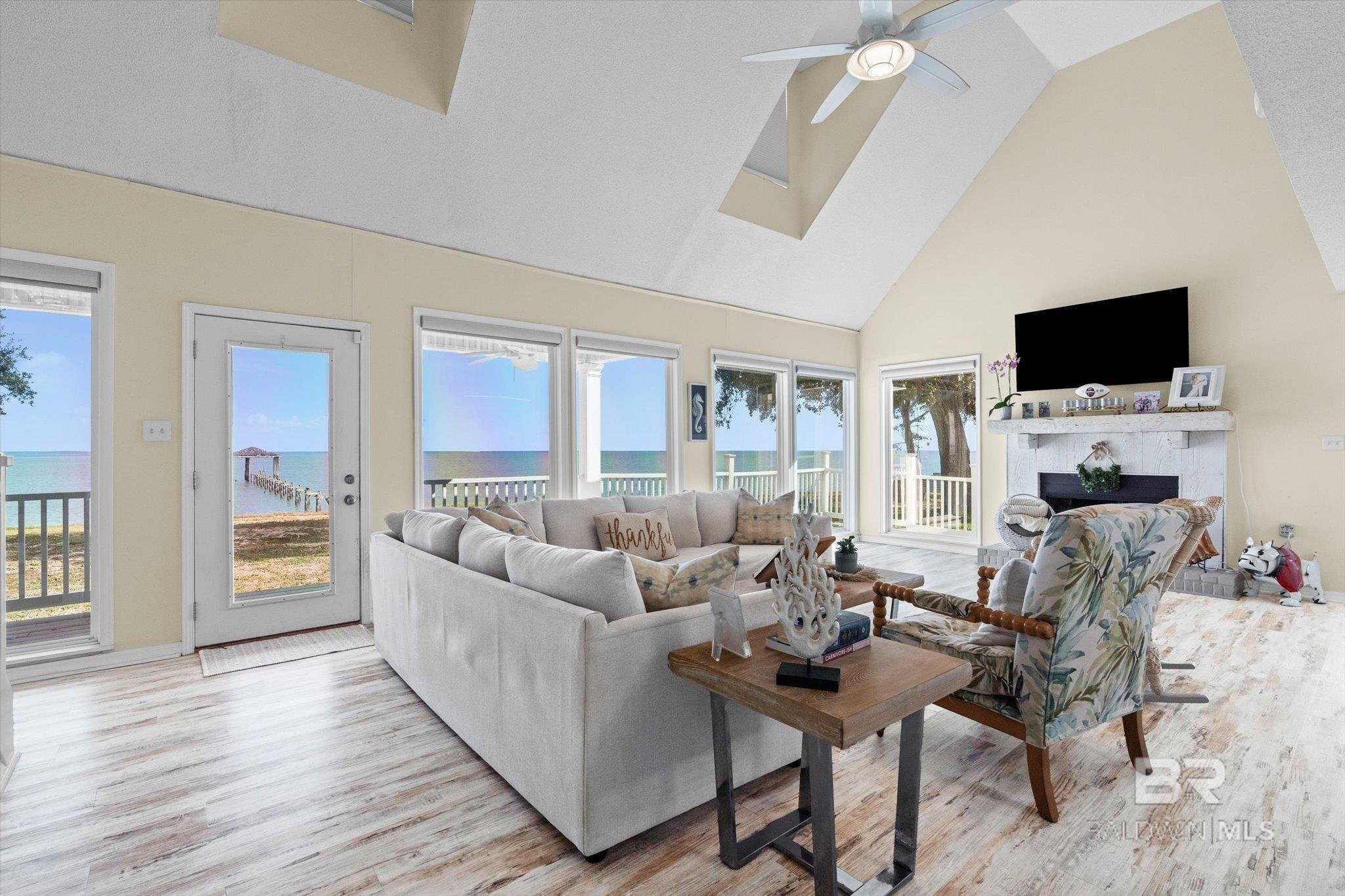 Image 4: Living Room