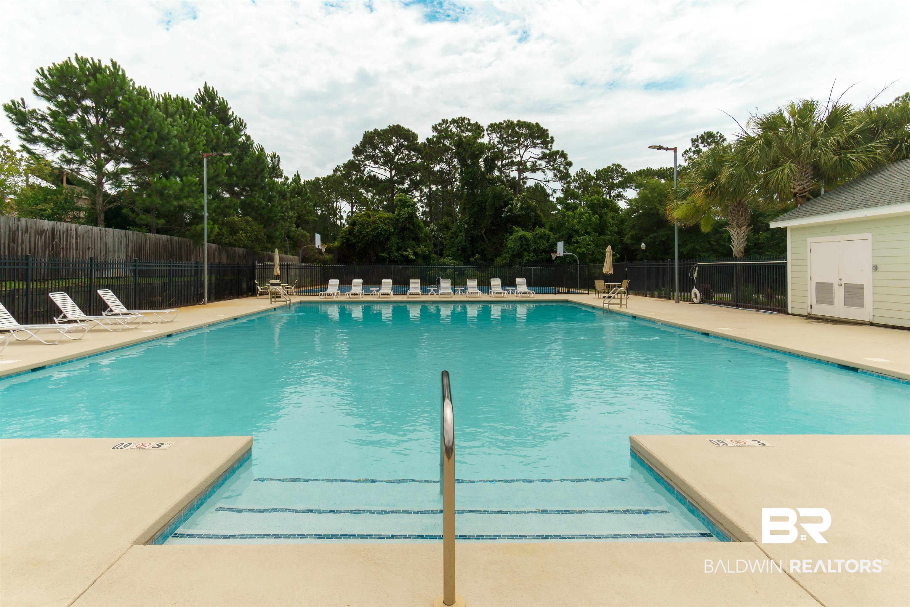 Image 4: Pool