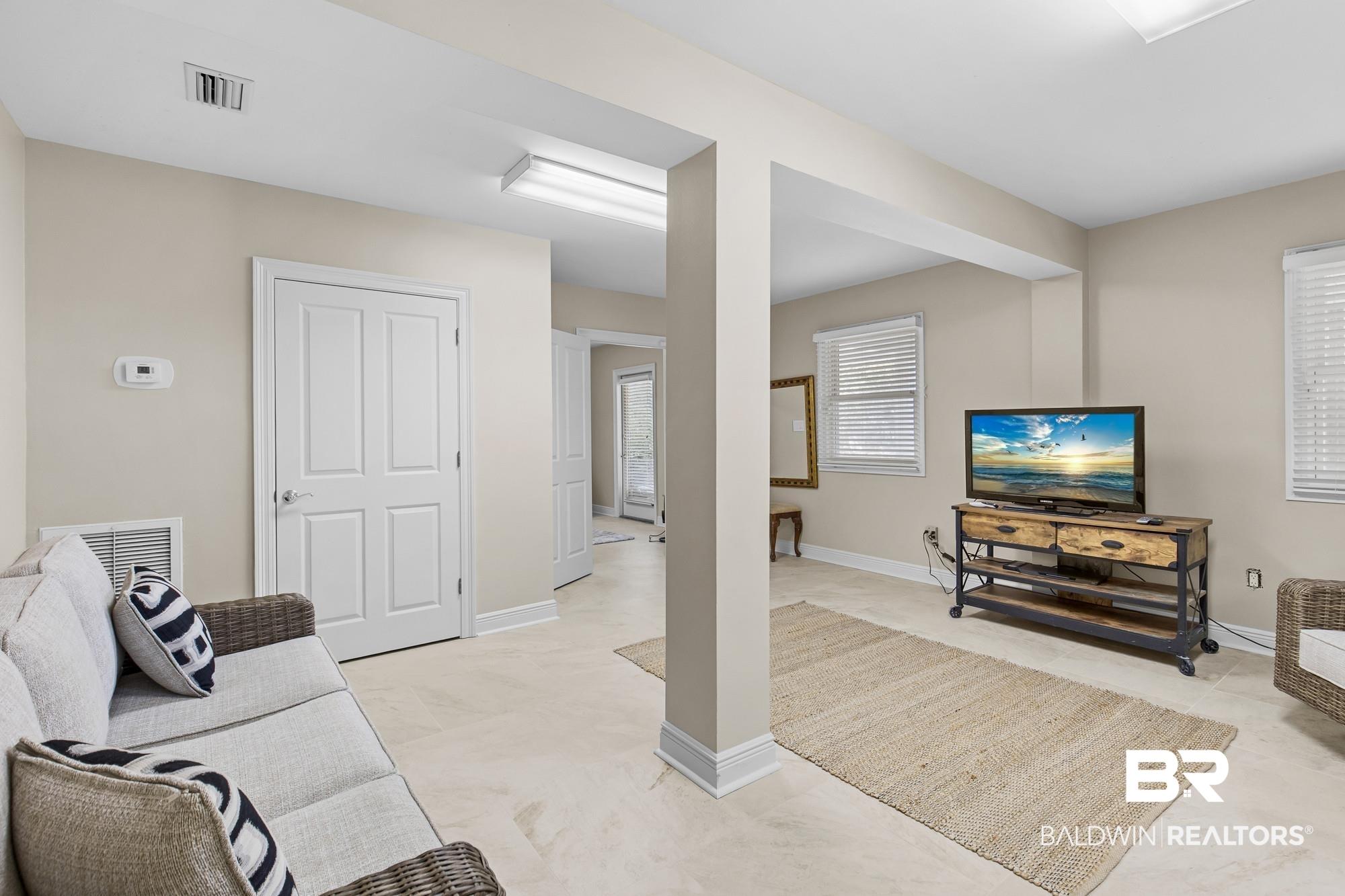Image 4: Living area with baseboards