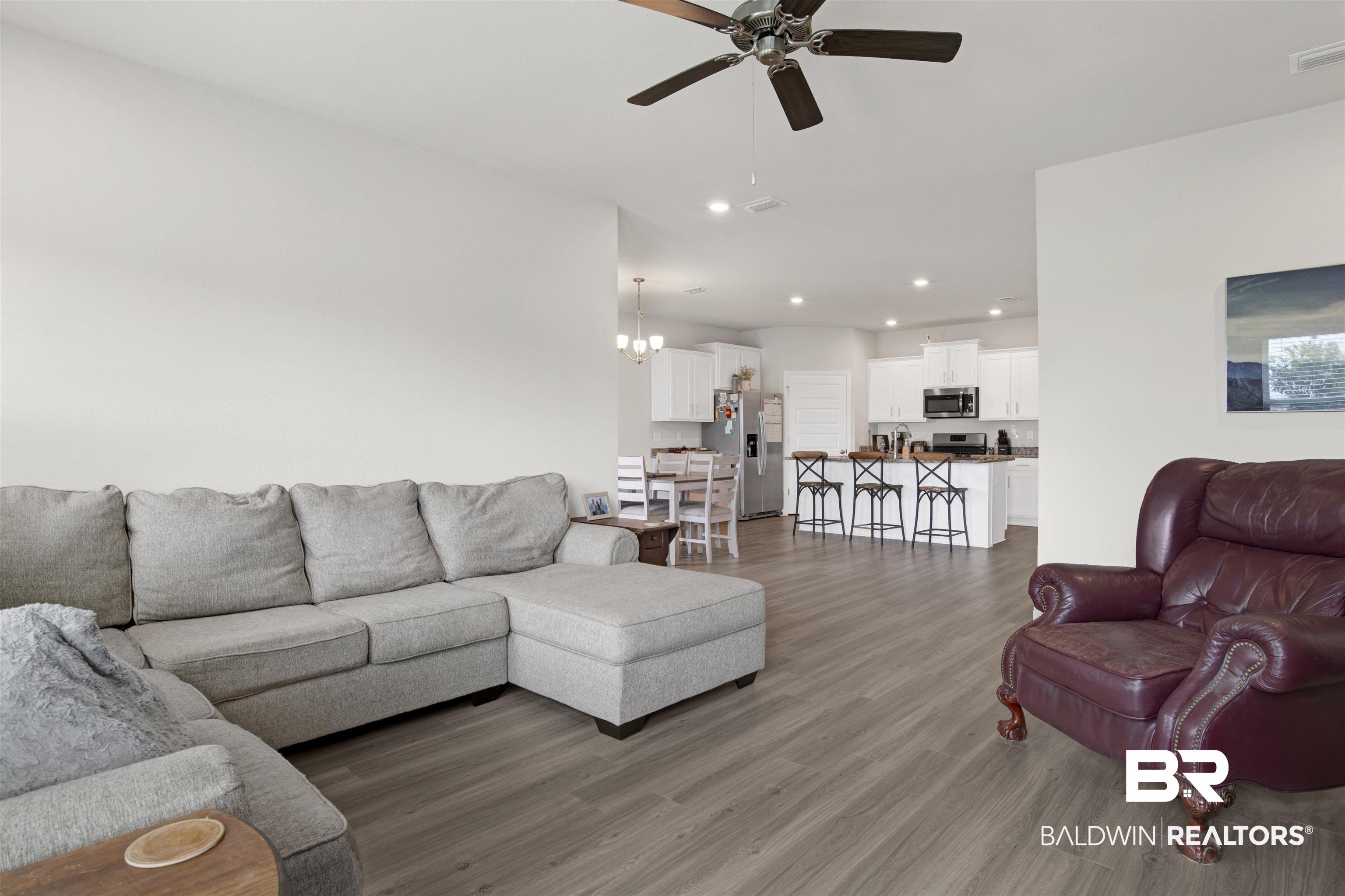 Image 4: Living Room