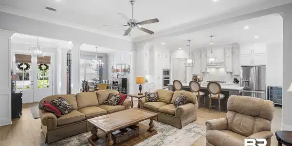 Image 4: Living Room