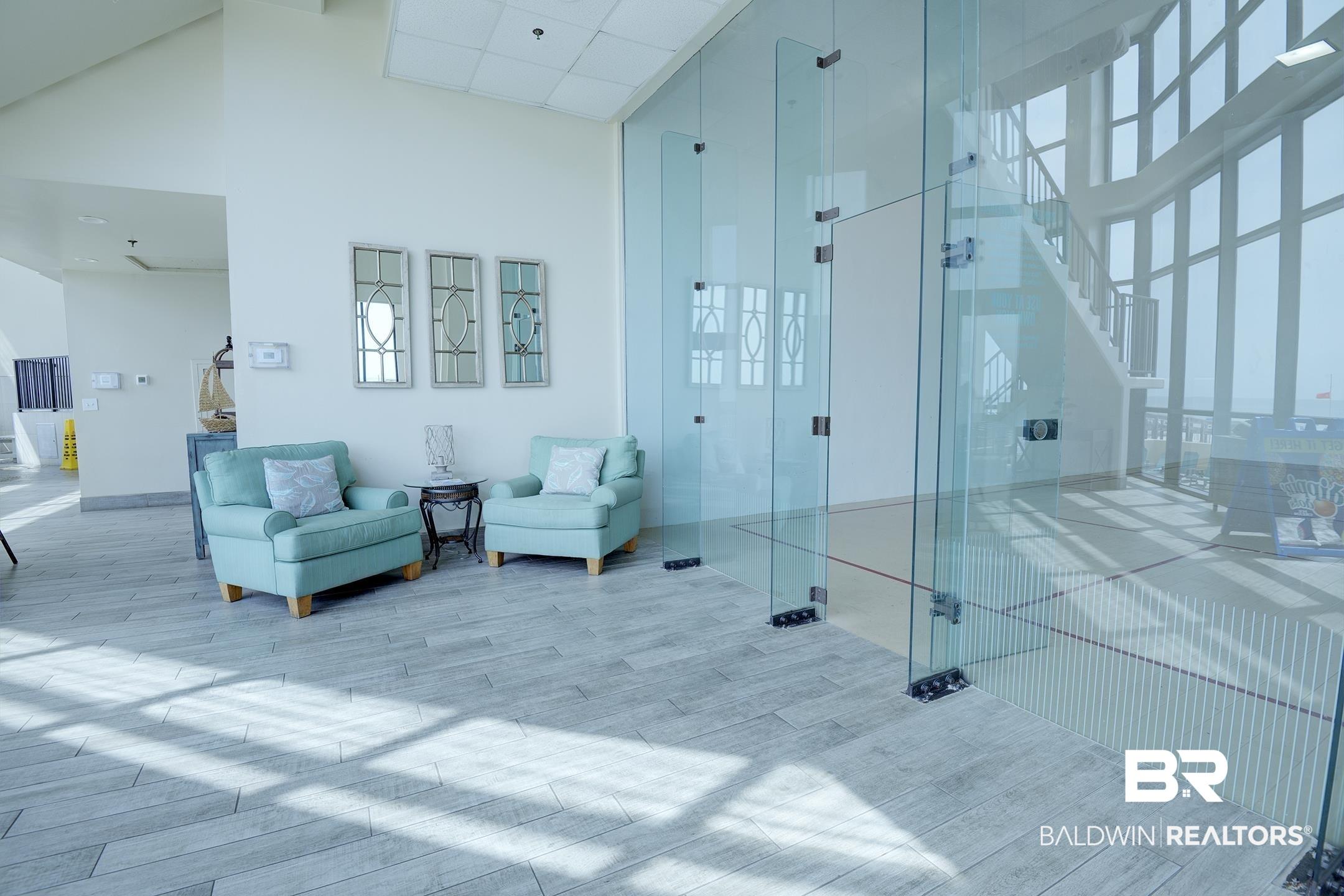 Image 4: Common area with a high ceiling