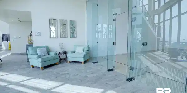 Image 4: Common area with a high ceiling
