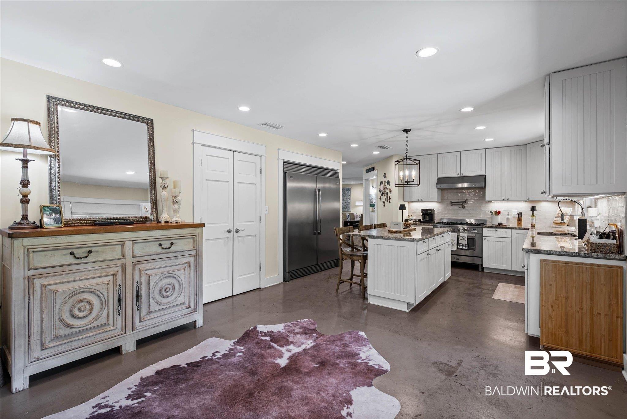 Image 4: Foyer to Kitchen