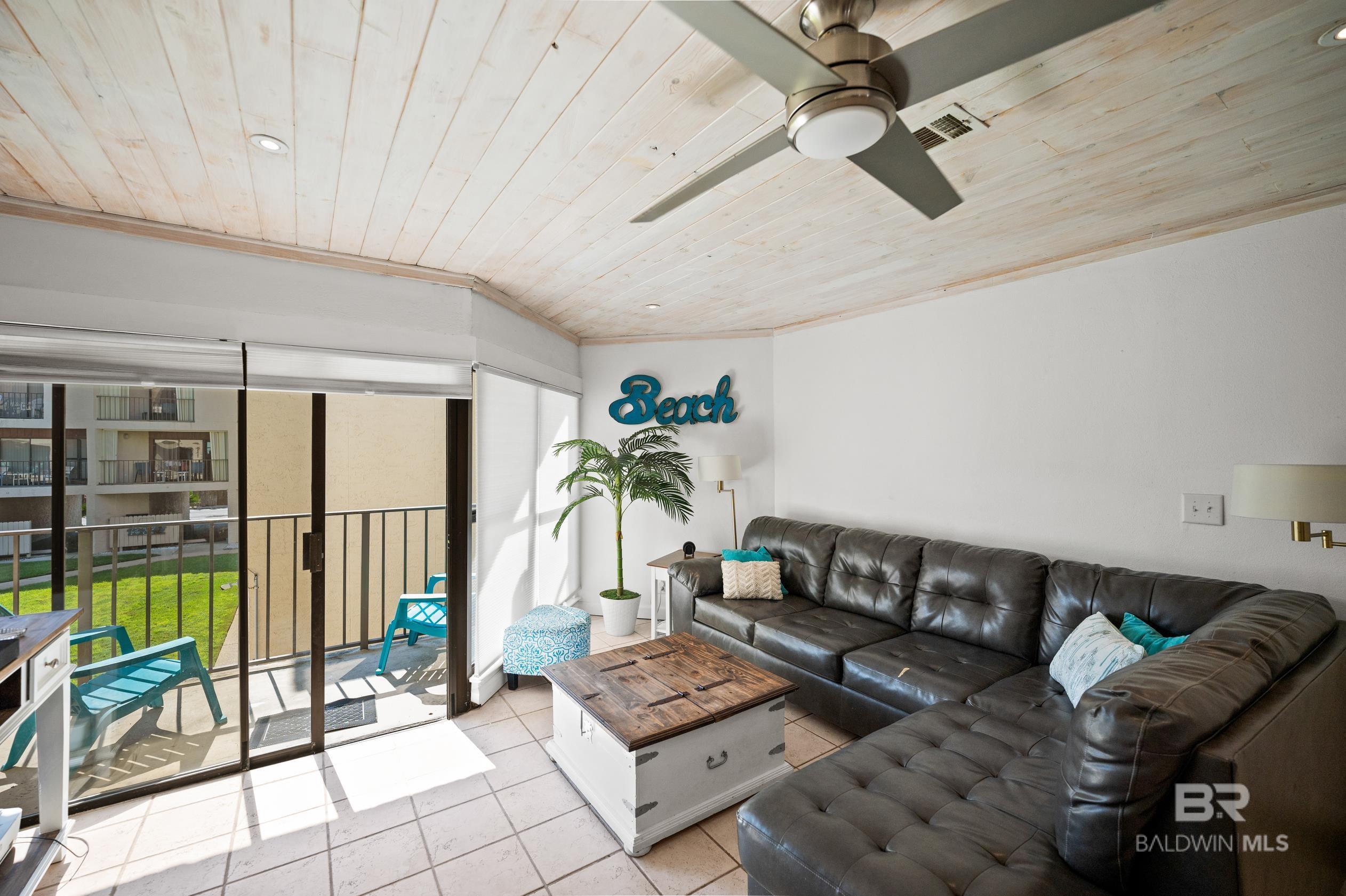 Image 4: Living Room