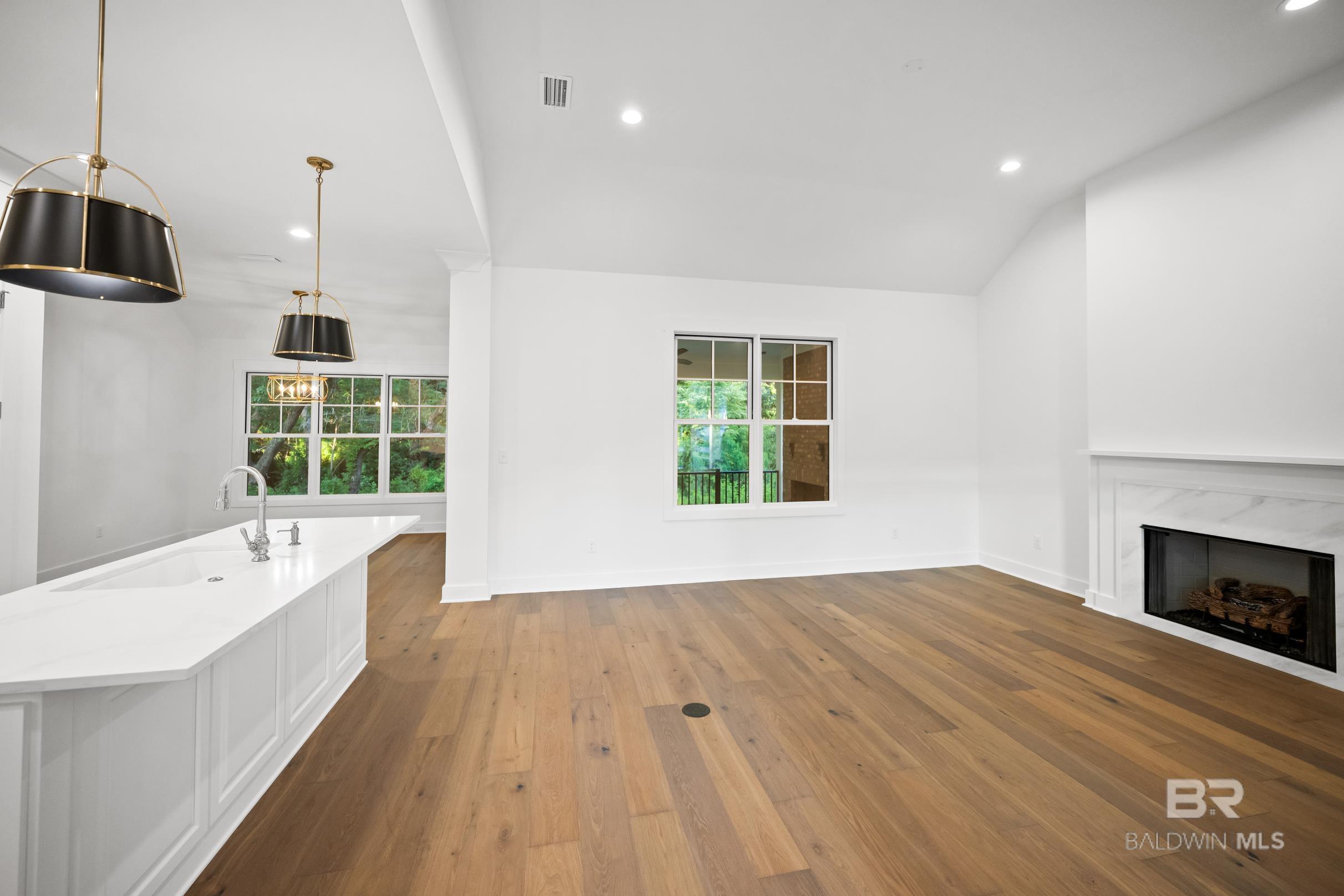 Image 3: Living Room