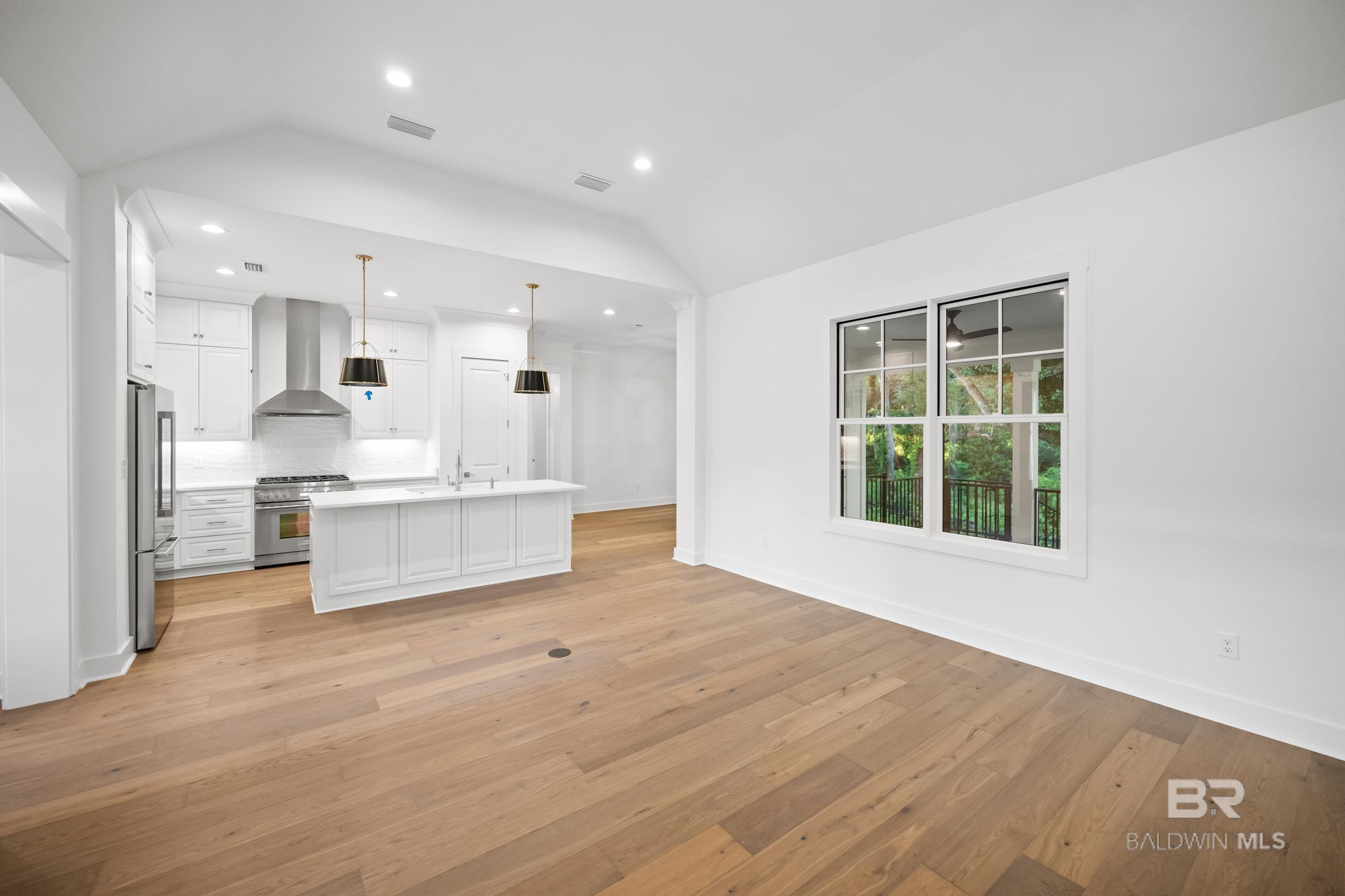 Image 4: Kitchen