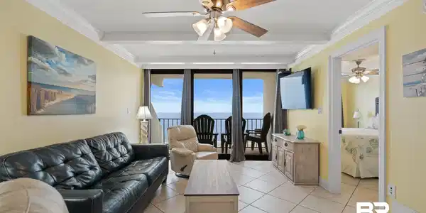 Image 3: Living area