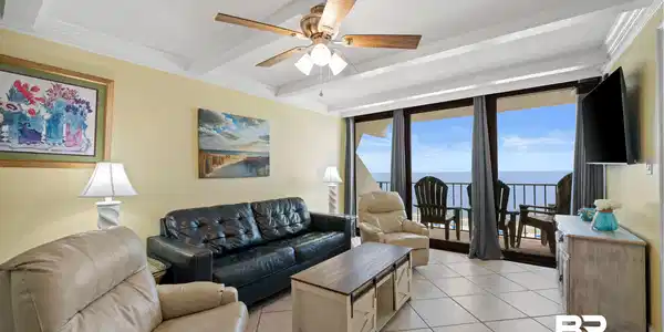 Image 4: Living area