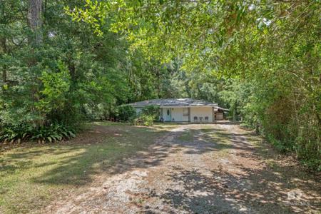 922 Dauphine Circle