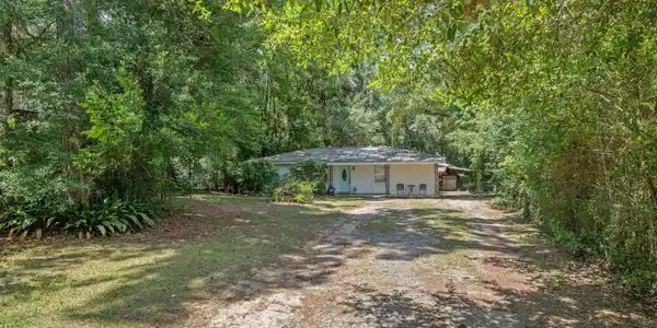 922 Dauphine Circle