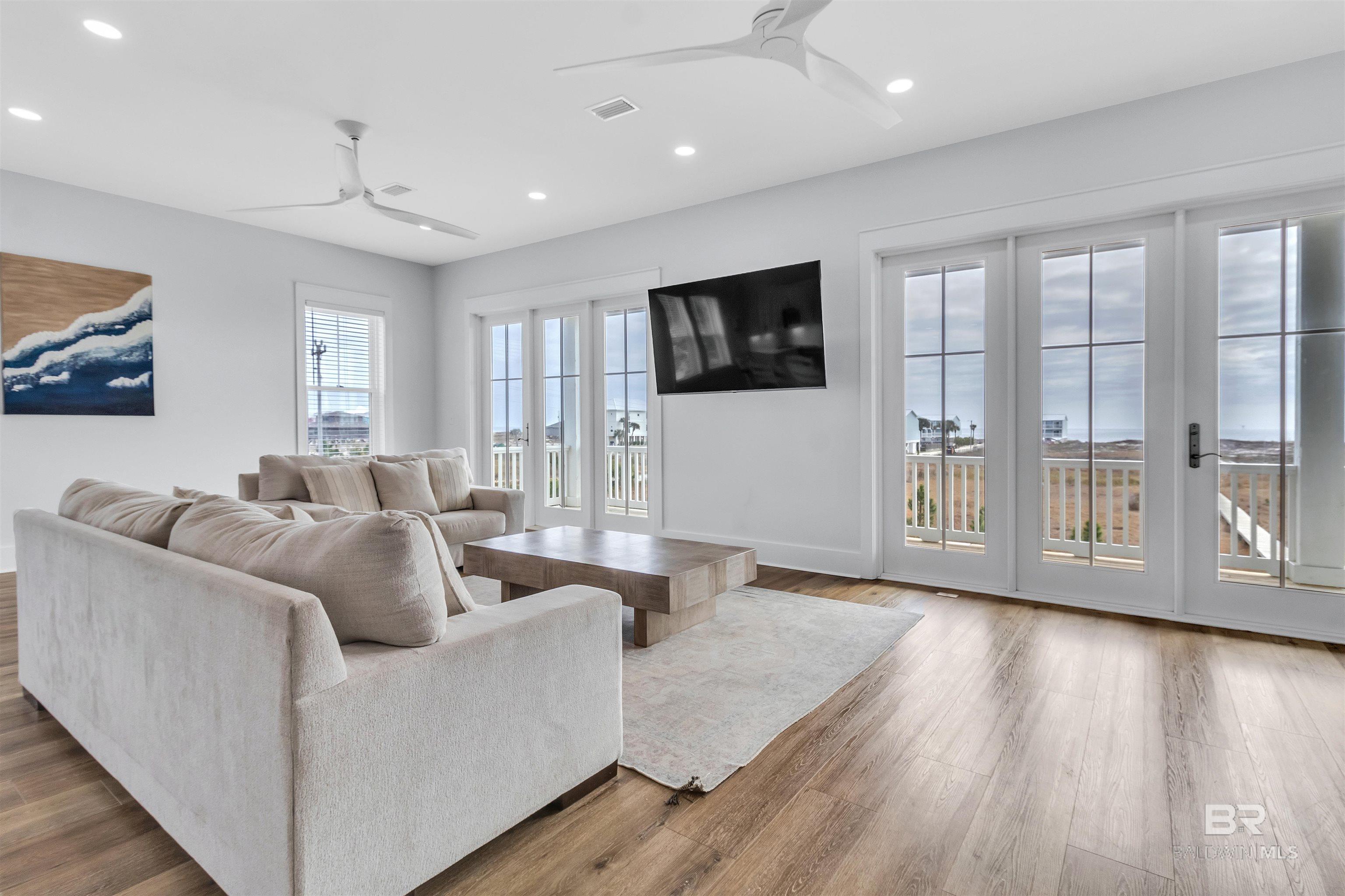 Image 4: Living Room