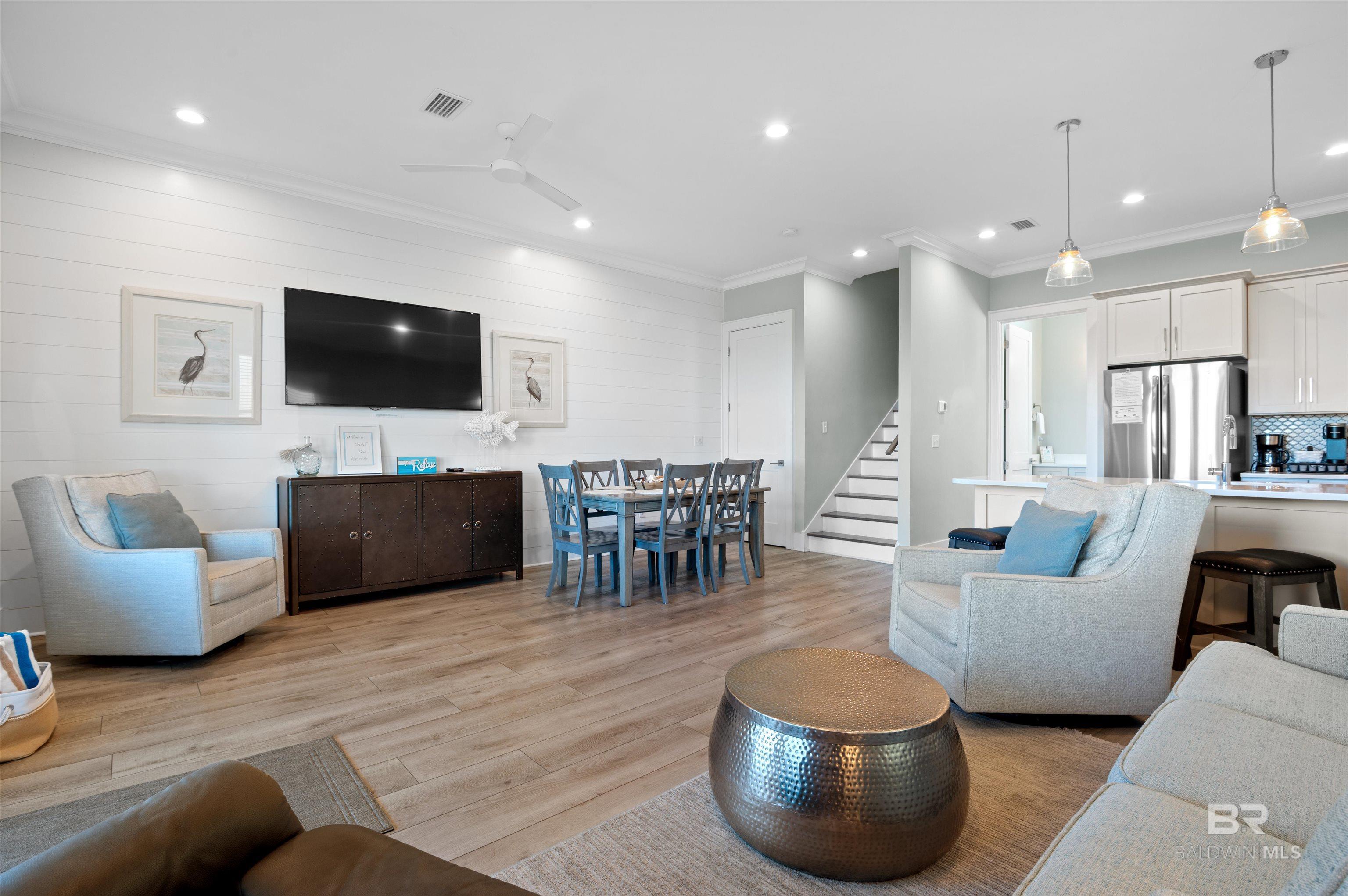 Image 4: Living Room