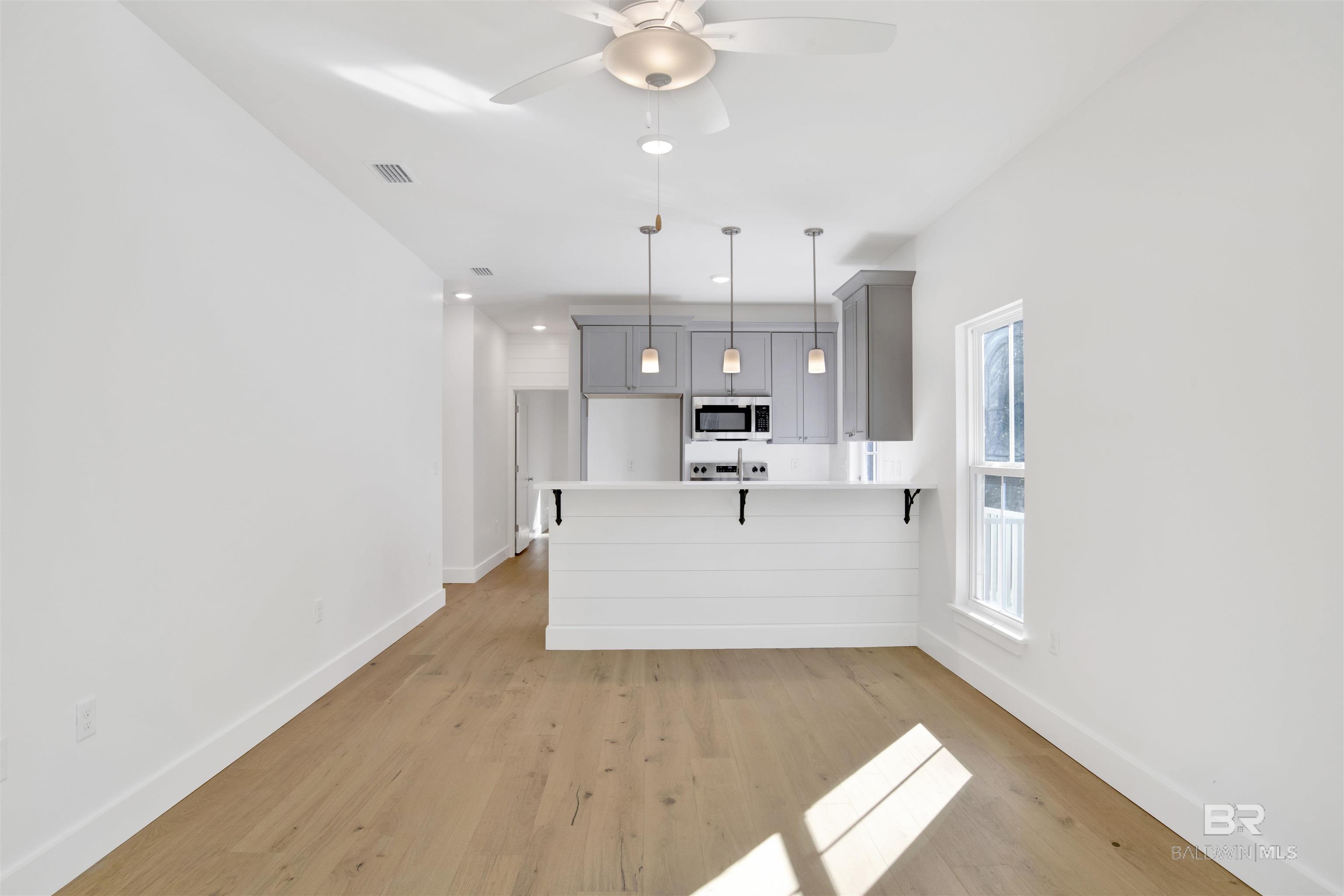 Image 4: Dining/Kitchen