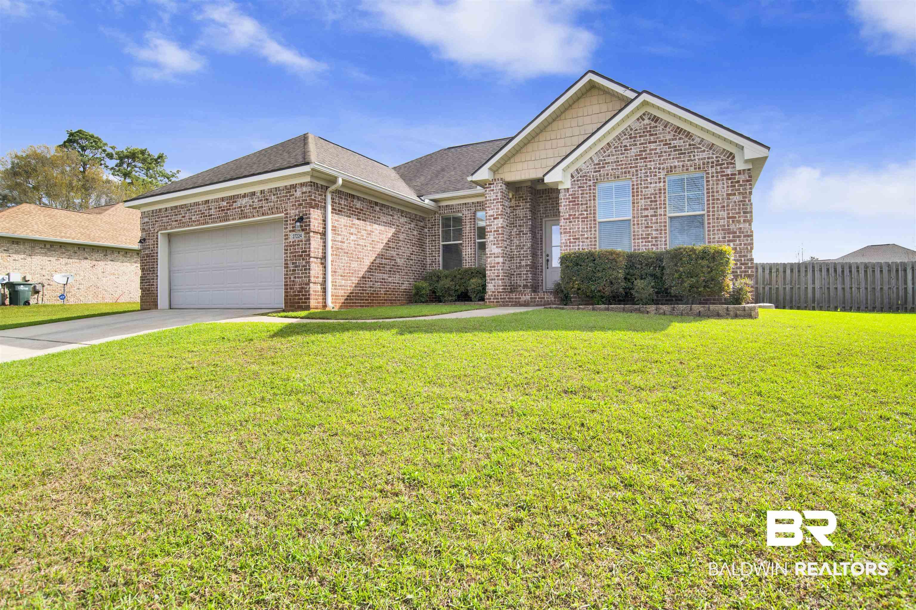 Image 3: Large Front Yard