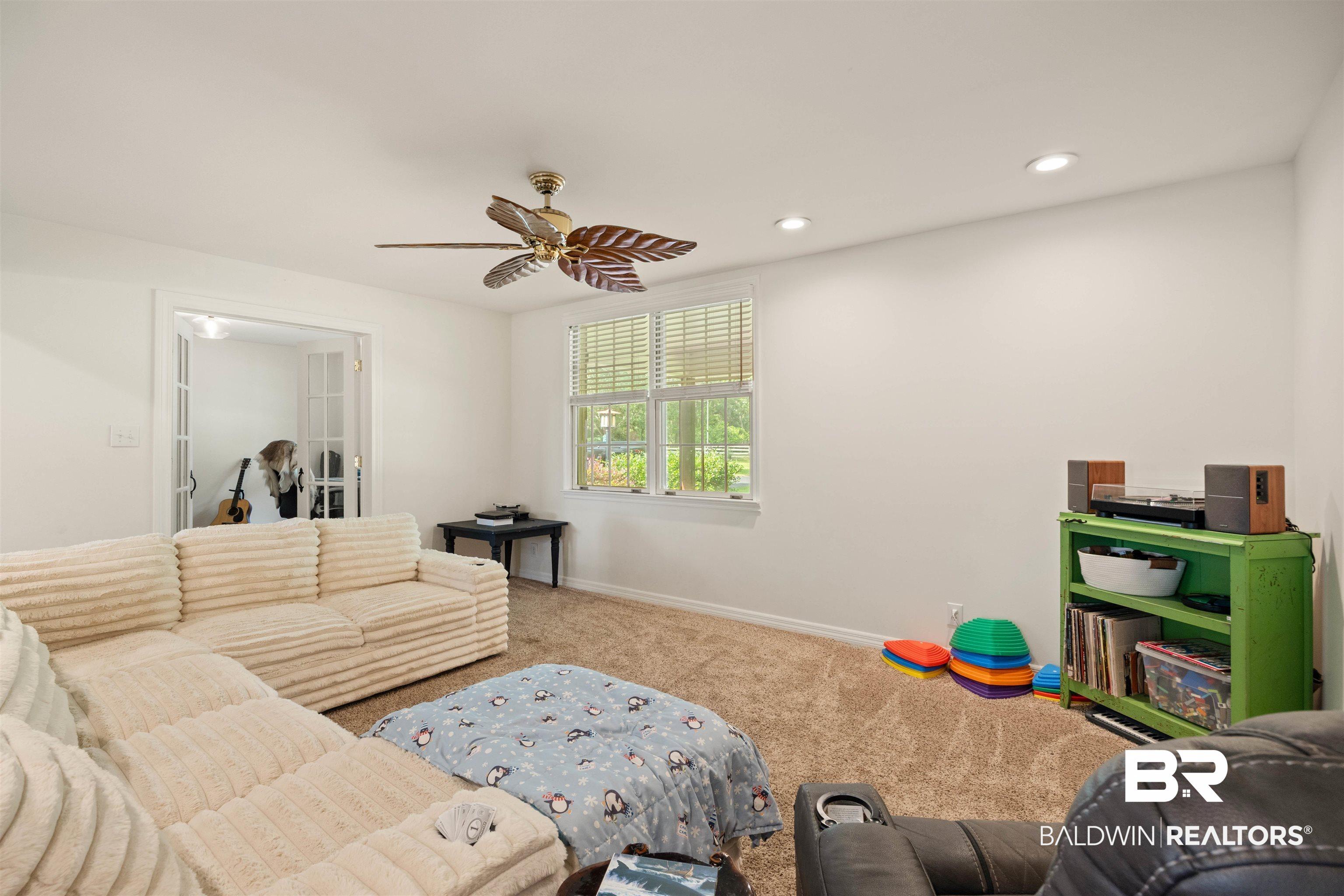 Image 4: Living room