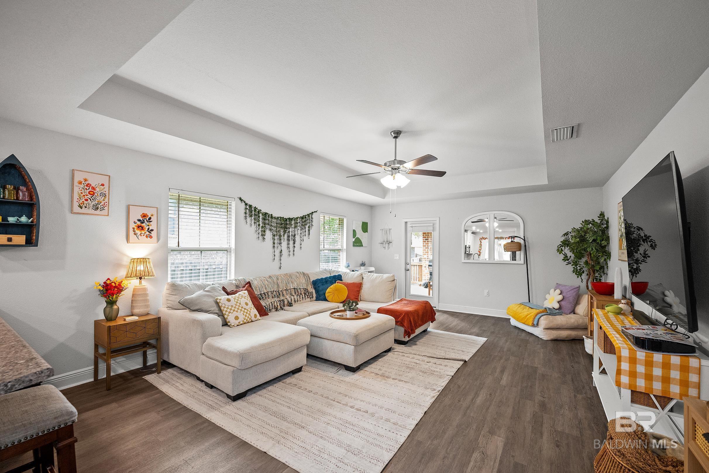 Image 3: Living Room