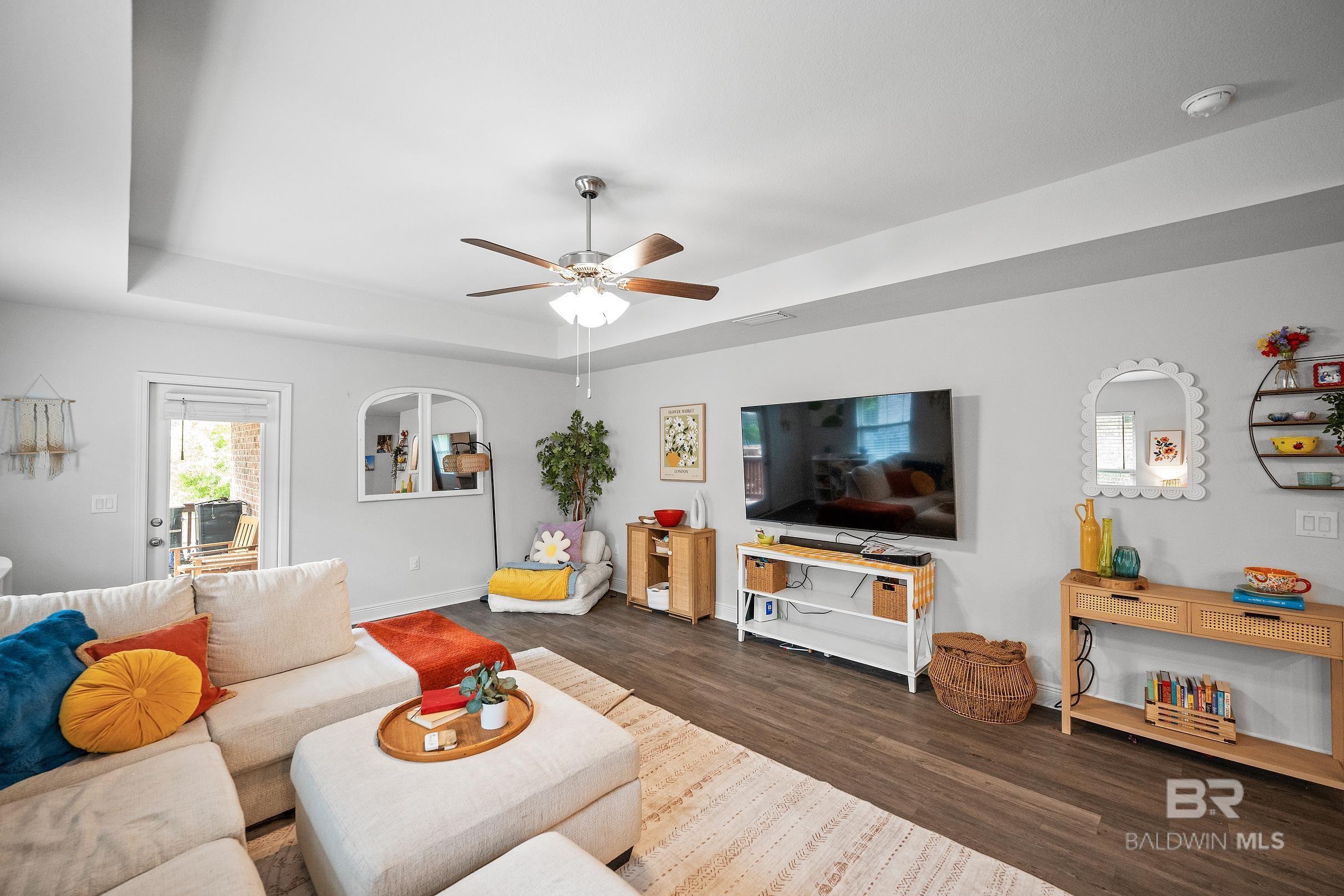 Image 4: Living Room