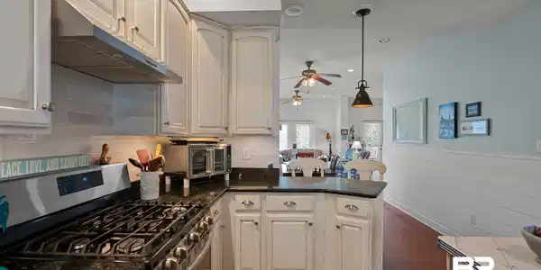 Image 4: Kitchen and bar