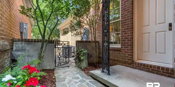 Image 3: Courtyard