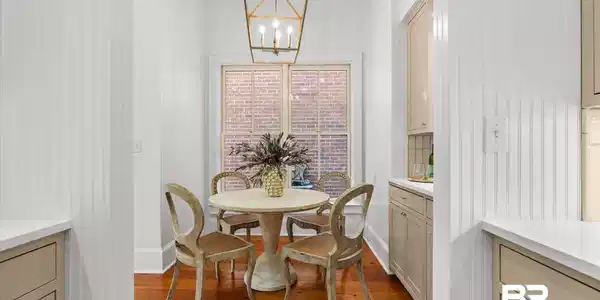 Image 4: Eat in Kitchen