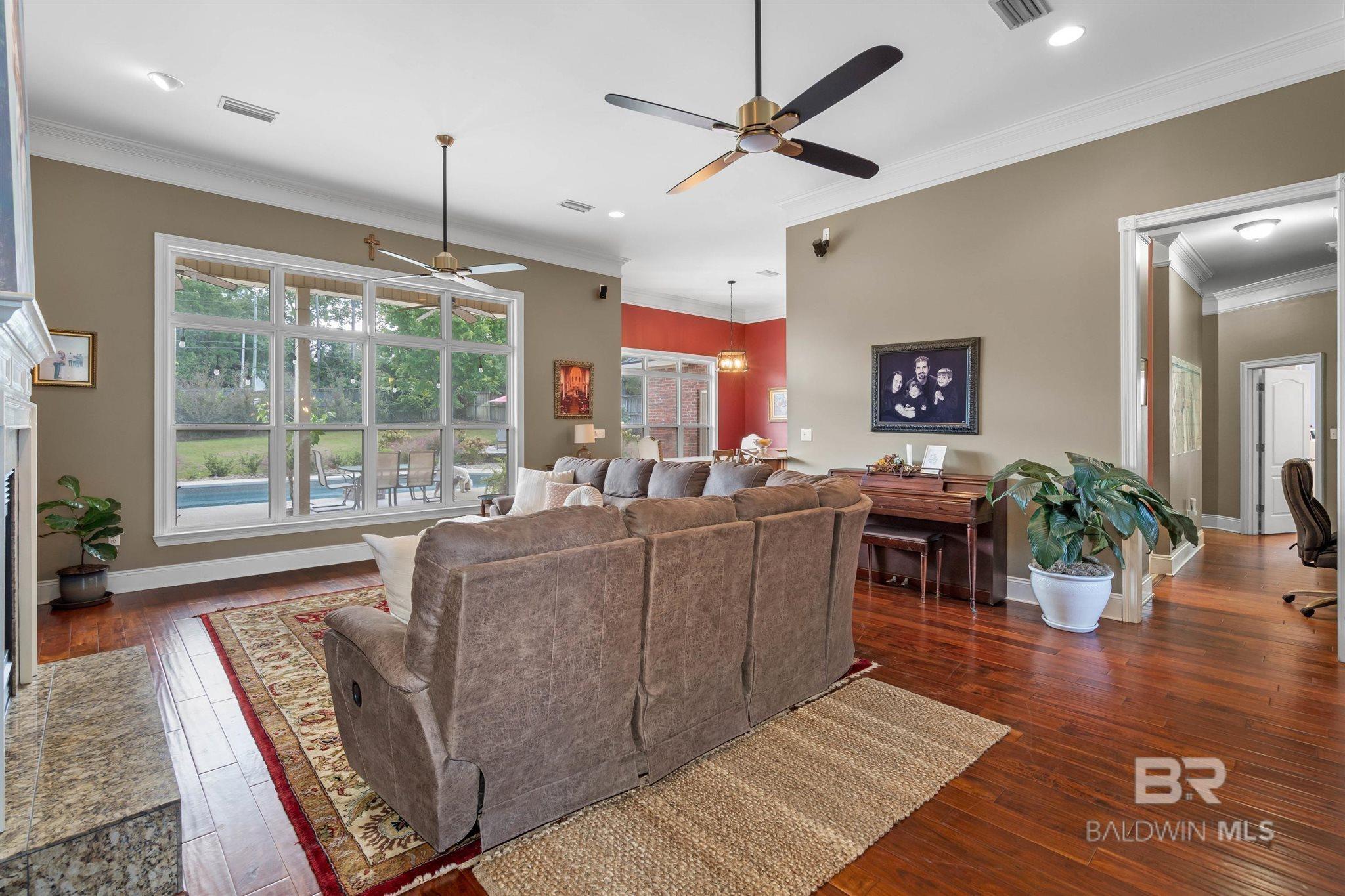 Image 4: Living Room