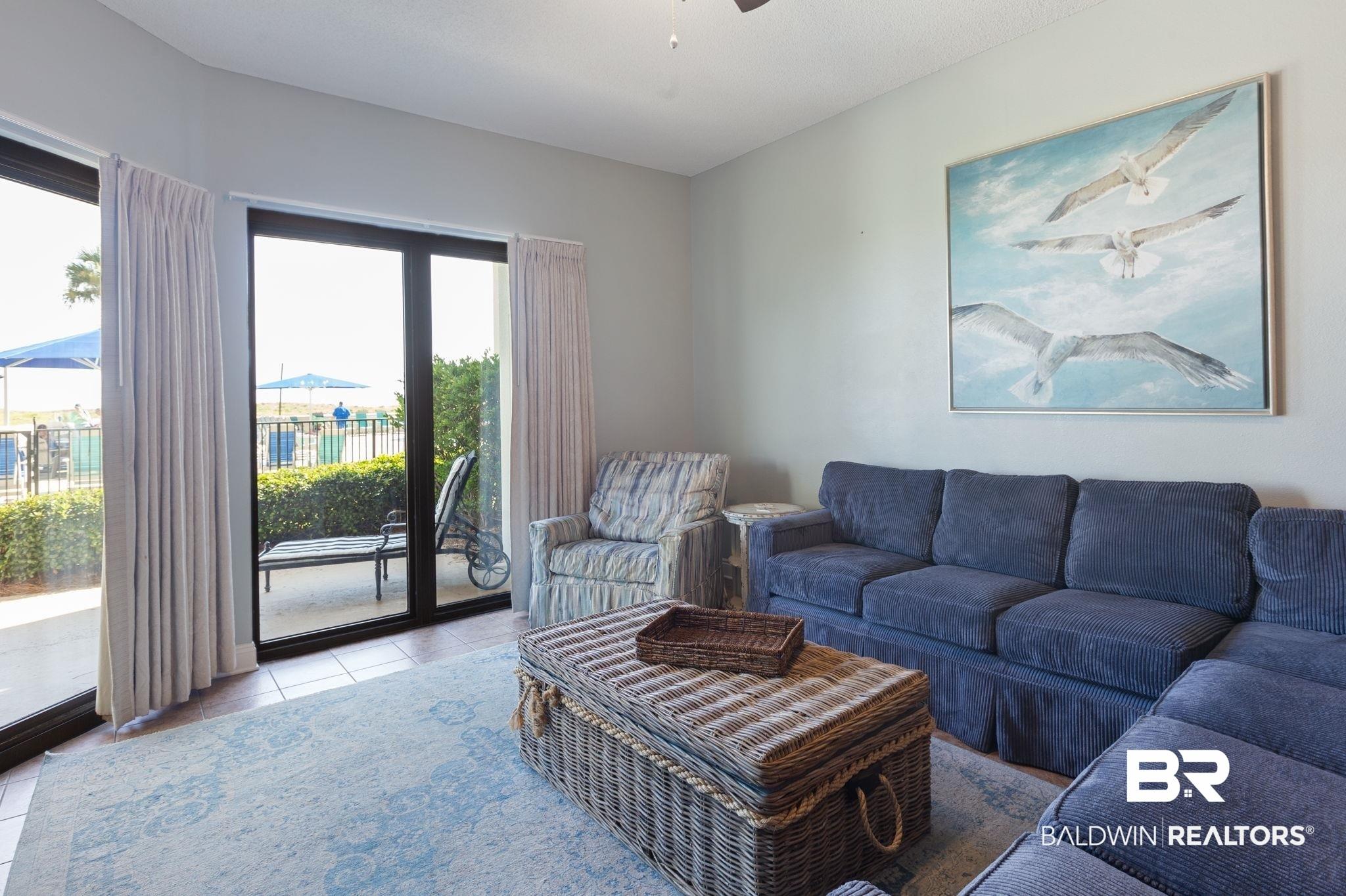 Image 4: Tiled living area with ceiling fan