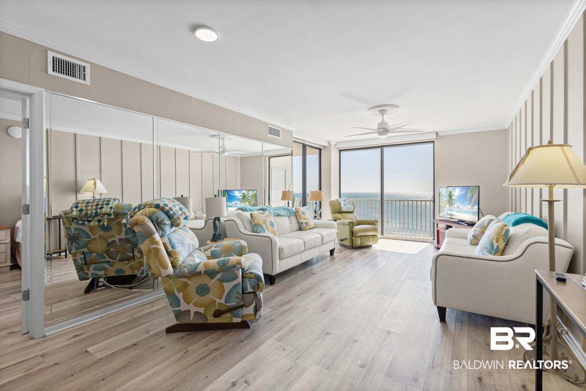 Image 4: Living Room
