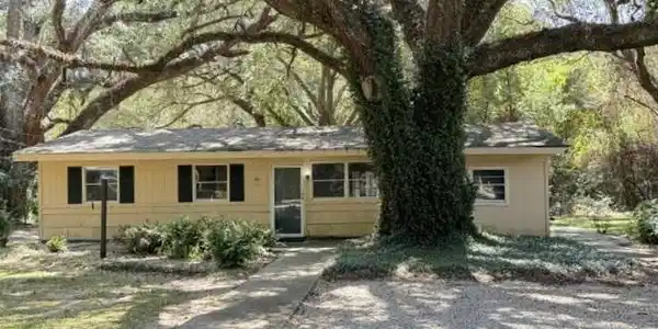 904 Dauphine Circle