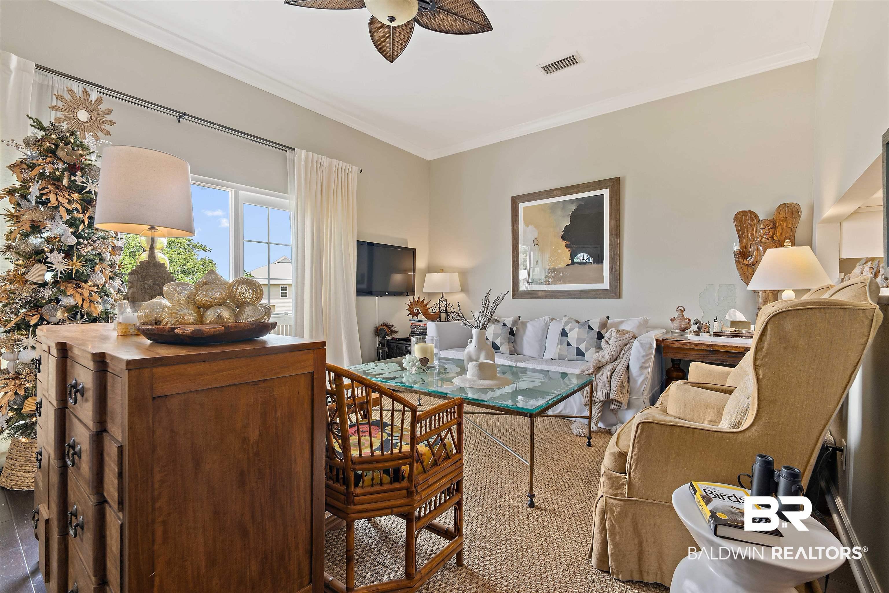 Image 4: Living Room