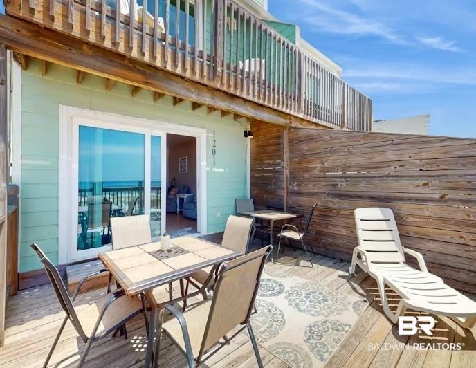 Image 4: Deck with outdoor dining area